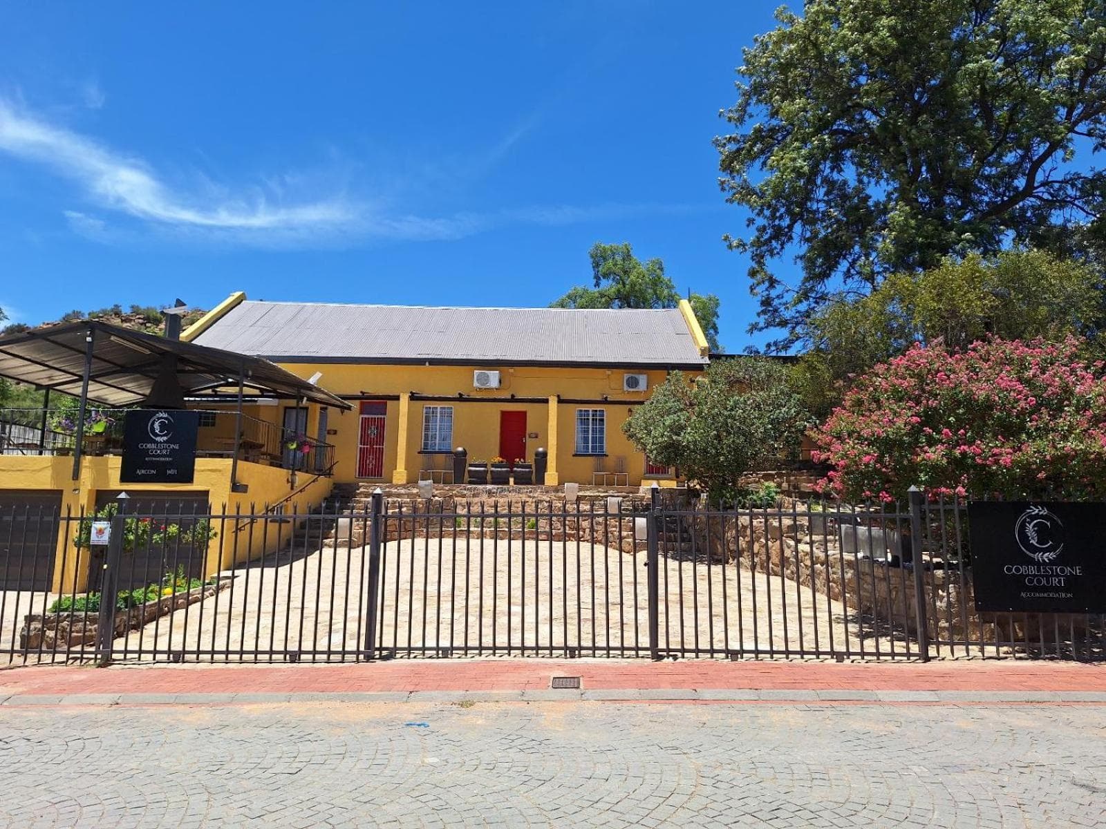 Cobblestone Court photo 5