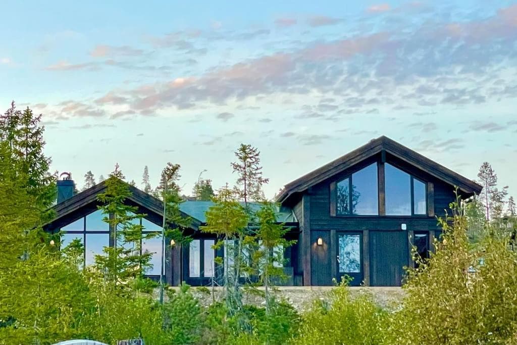 Ny og moderne hytte med sauna, jacuzzi og eget spillrom med biljard og dart Gratis elbillading og strøm inkludert i prisen