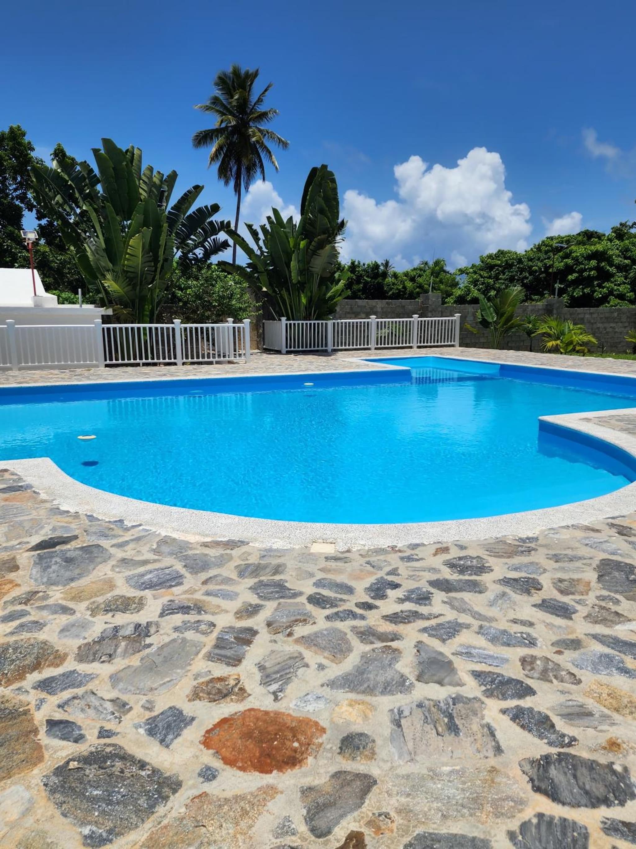 Bella Villa room with large pool and close to beach photo 2