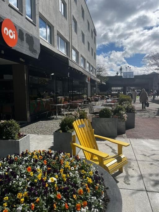 Sentral og moderne leilighet med stor uteplass photo 2