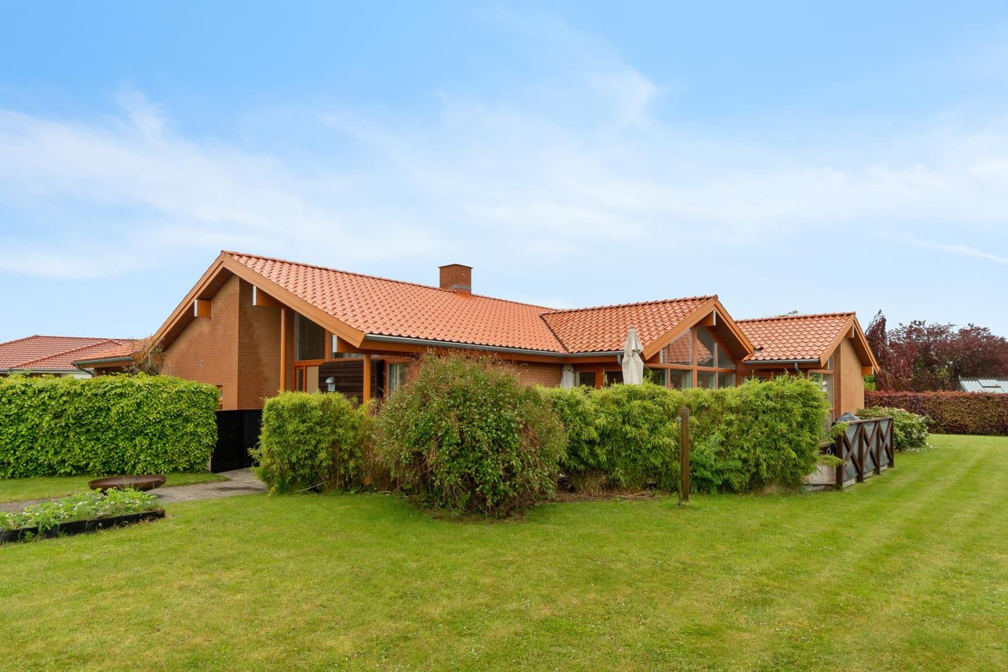 Værelse, bad og toilet i villa