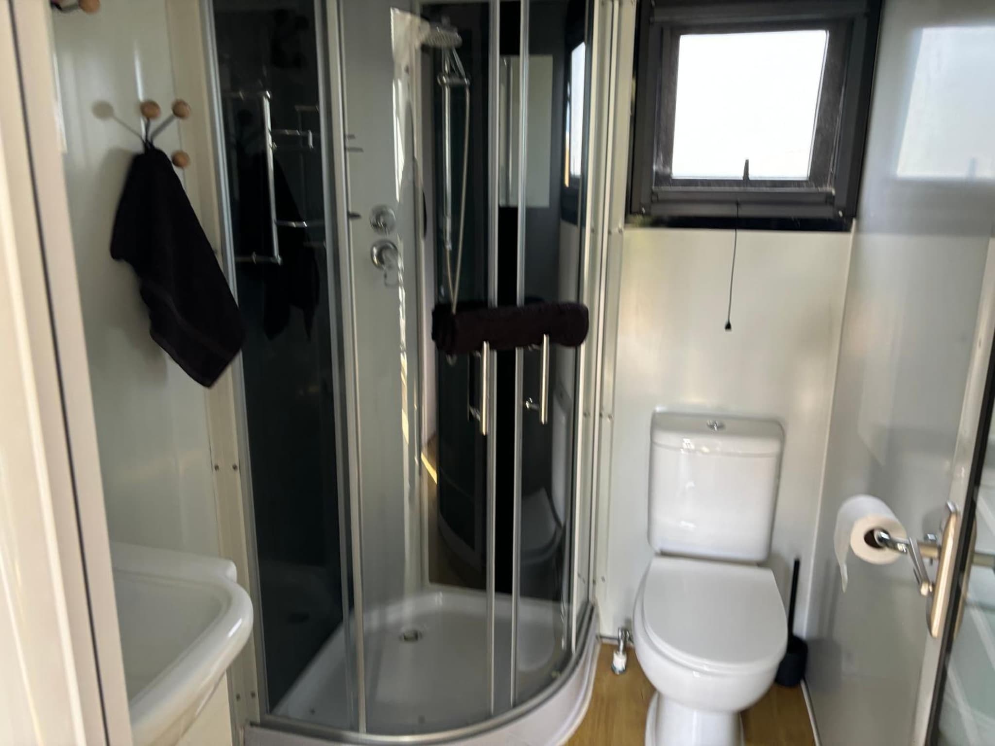 Adorable little container house photo 7
