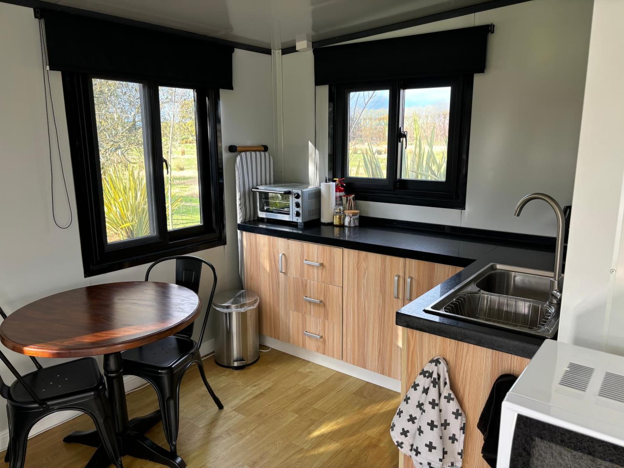 Adorable little container house photo 9