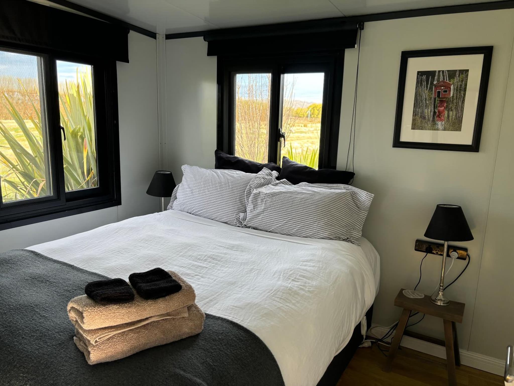 Adorable little container house photo 8