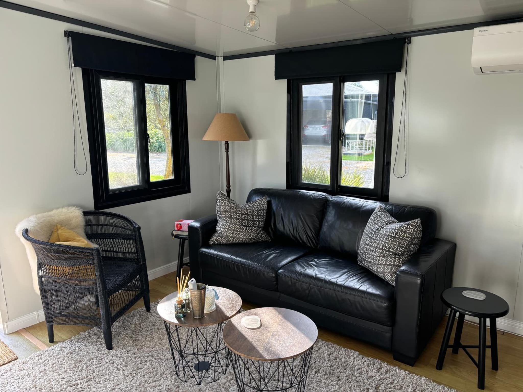 Adorable little container house photo 3