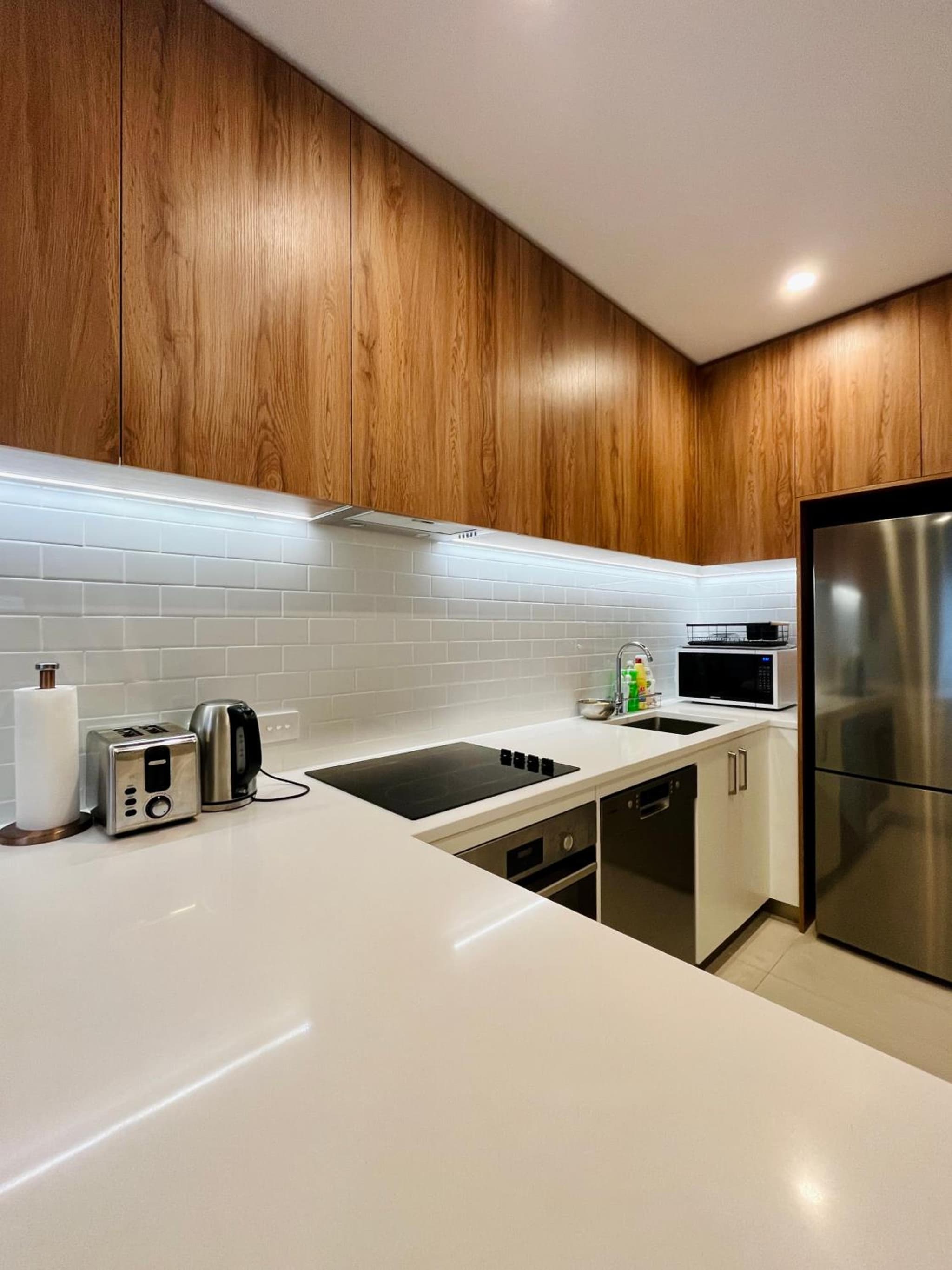 New 4BRs Townhouse, Walk to Shops & Cafes, 5mins to Airport, 30mins to Ski photo 2