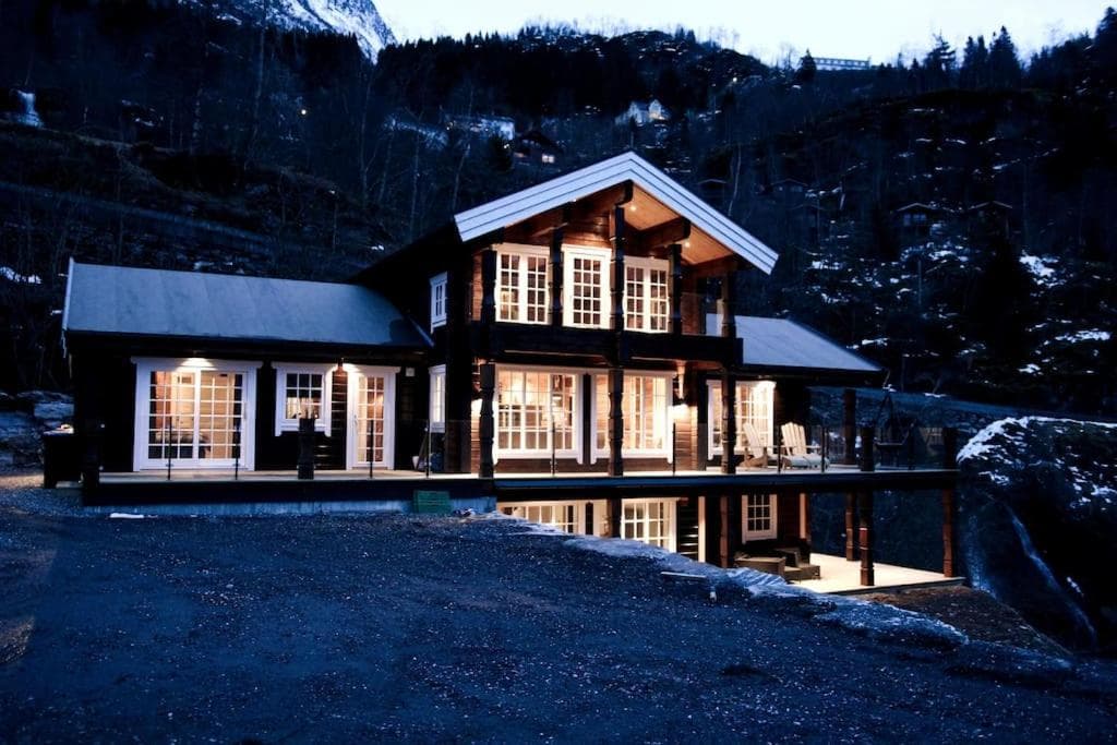 Hus i Geiranger sentrum med panorama utsikt