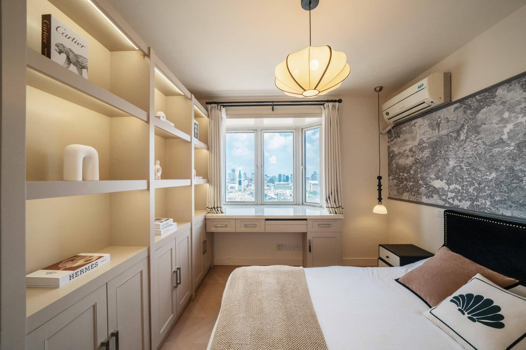 Molly House- walk to Yu Garden and Near the Bund, East Nanjing Road, 3bedrooms 1study 2 bathrooms elevator apartment photo 4
