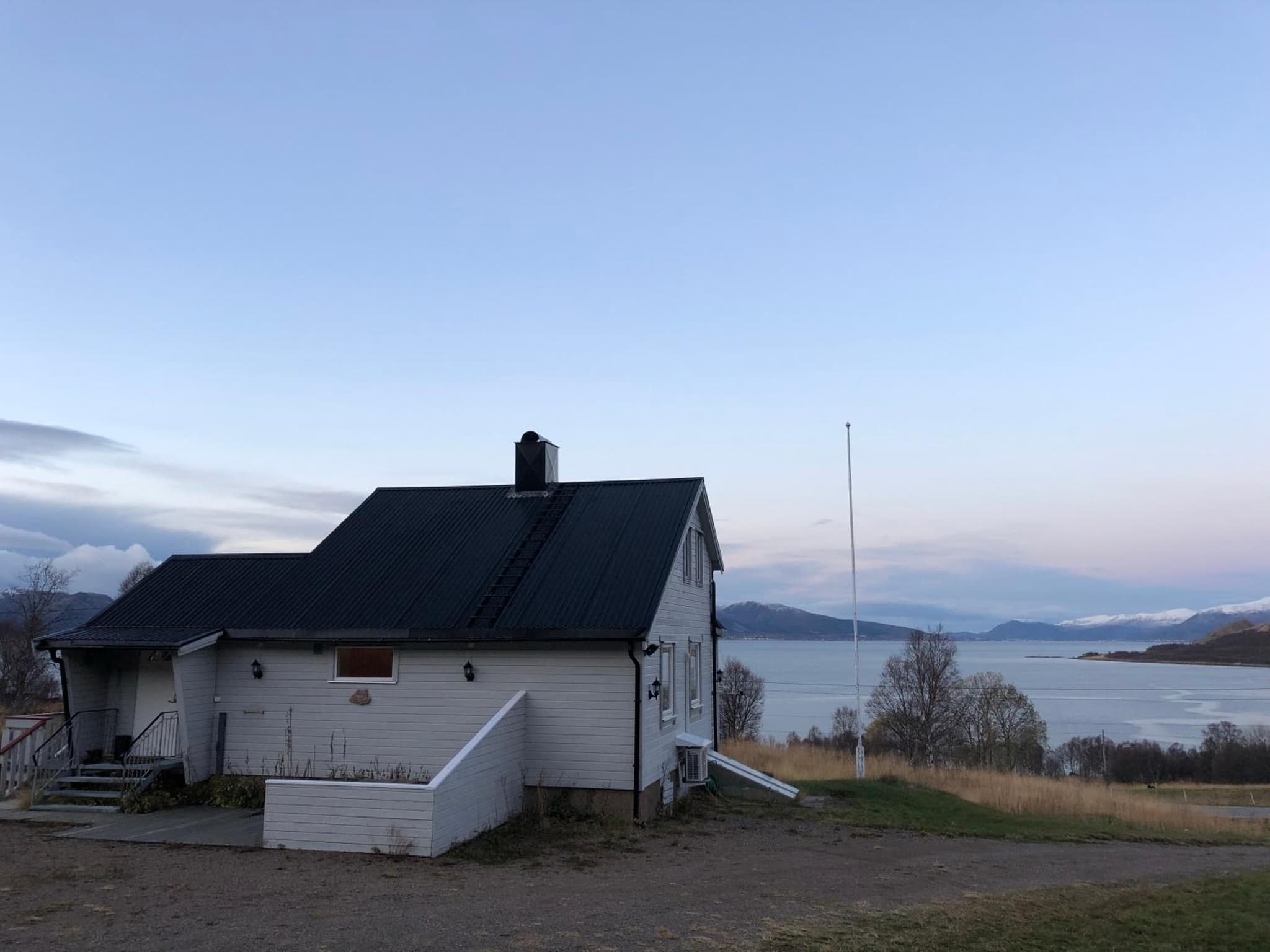 Cozy small house with amazing view photo 2
