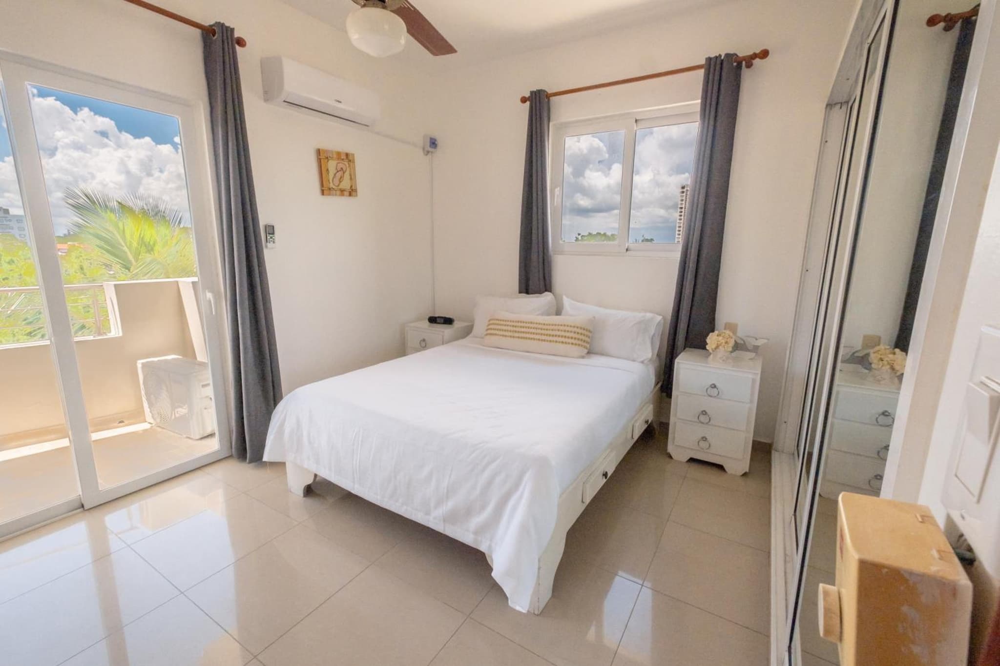 Beachside Hideaway 2BR 2B Apt w Pool Balcony And Elevator photo 2