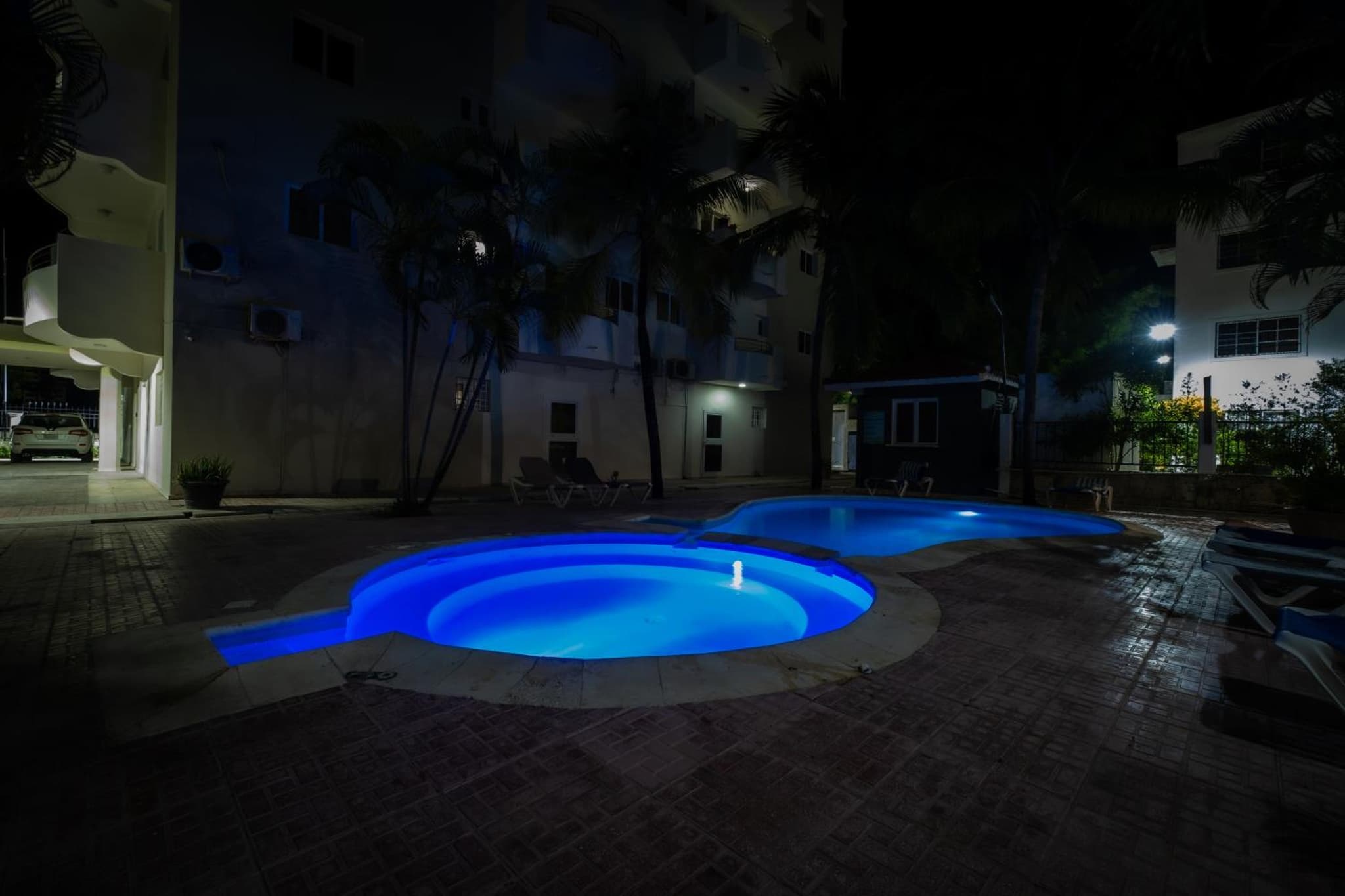 Beachside Hideaway 2BR 2B Apt w Pool Balcony And Elevator photo 5