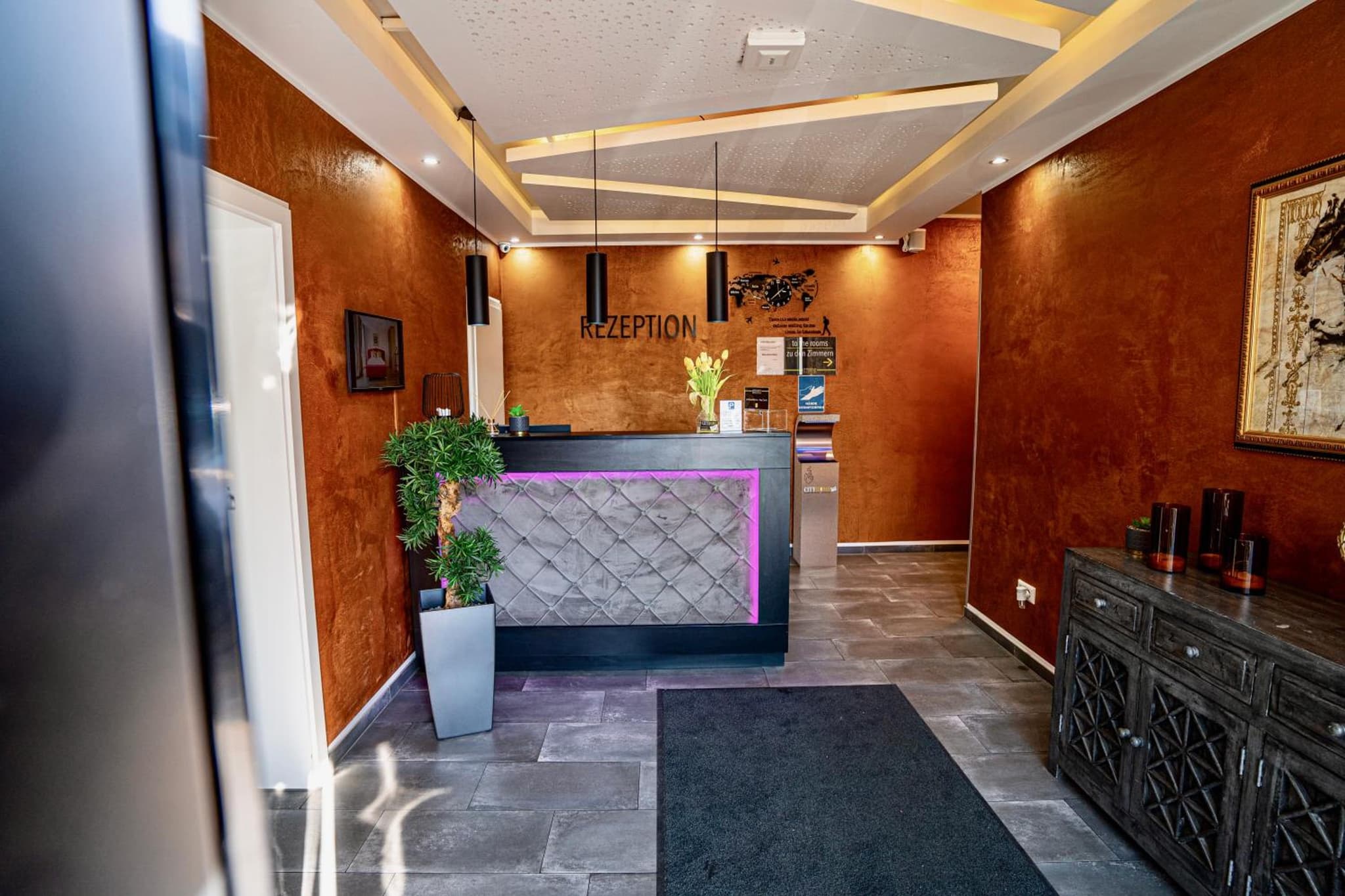 Boardinghouse City Home - Living photo 3