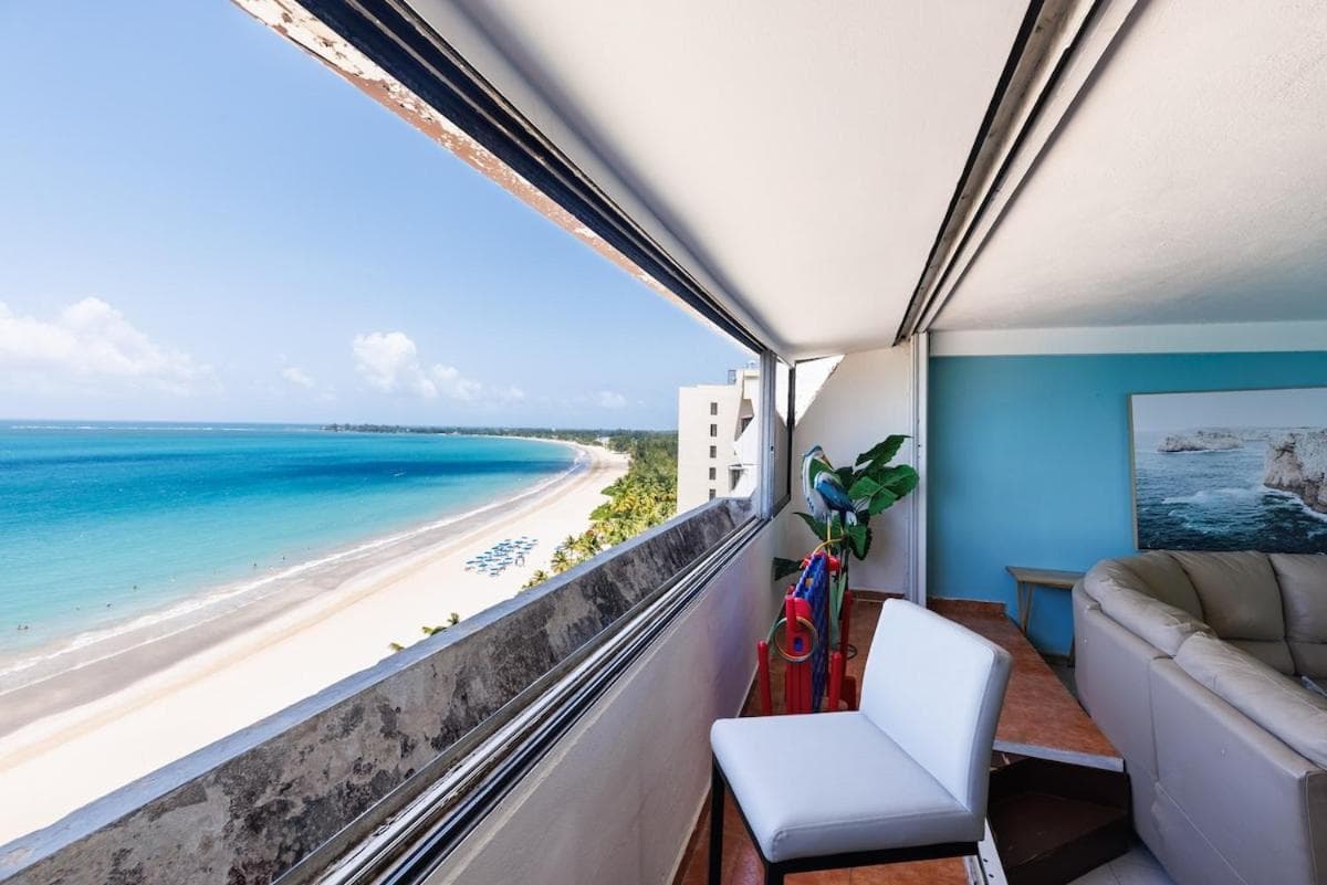 Isla Verde Oceanview 4BR with Beach Access