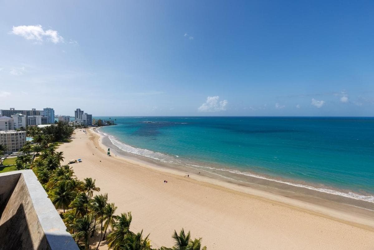 Isla Verde Oceanview 4BR with Beach Access photo 4