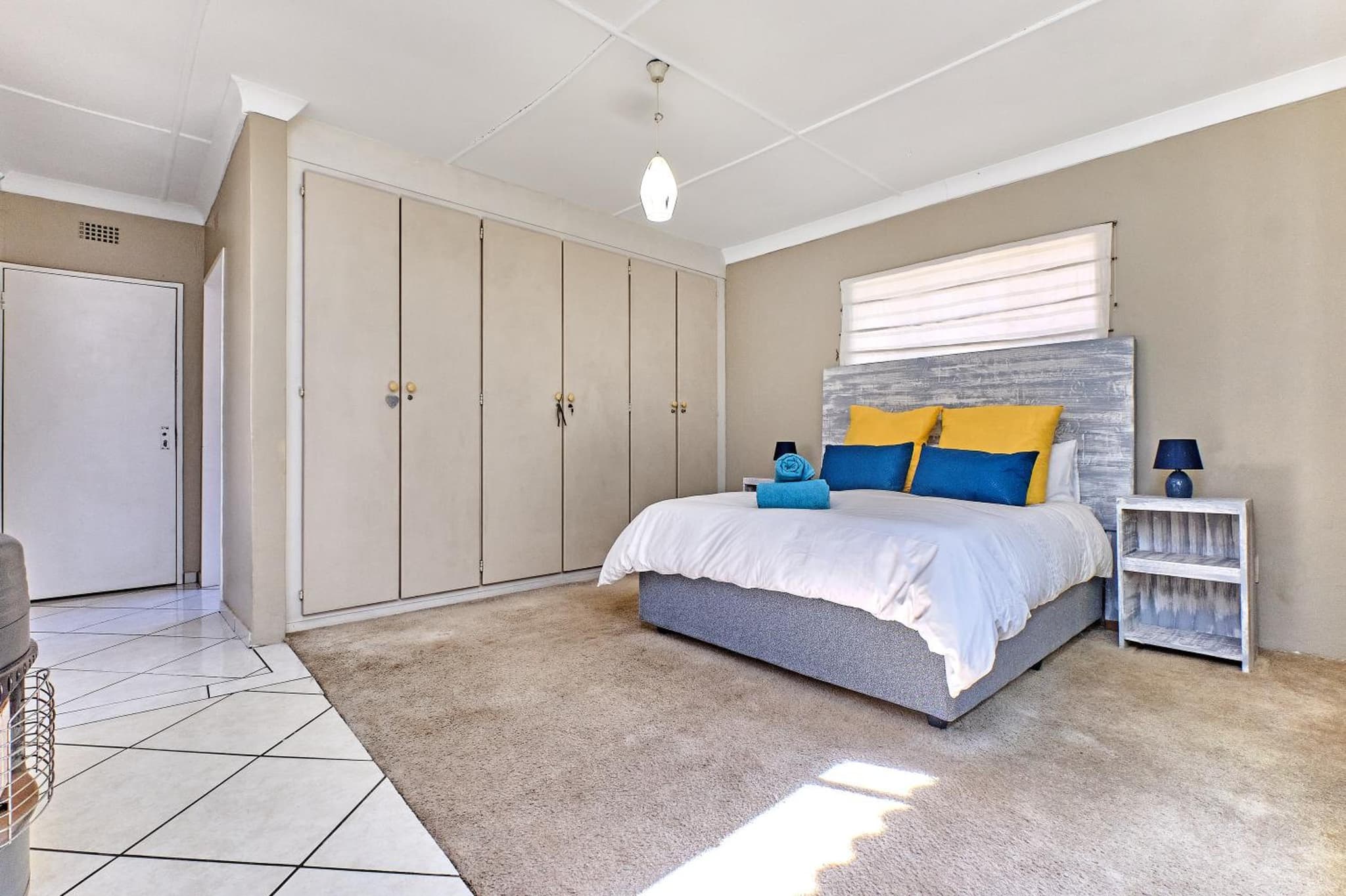 Tranquil, large 1 bedroom garden cottage, 12 mins from OR Tambo International with backup water