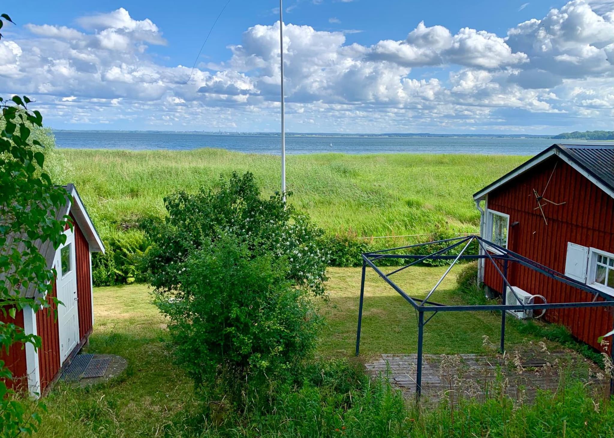 Peaceful lakefront cottage photo 8