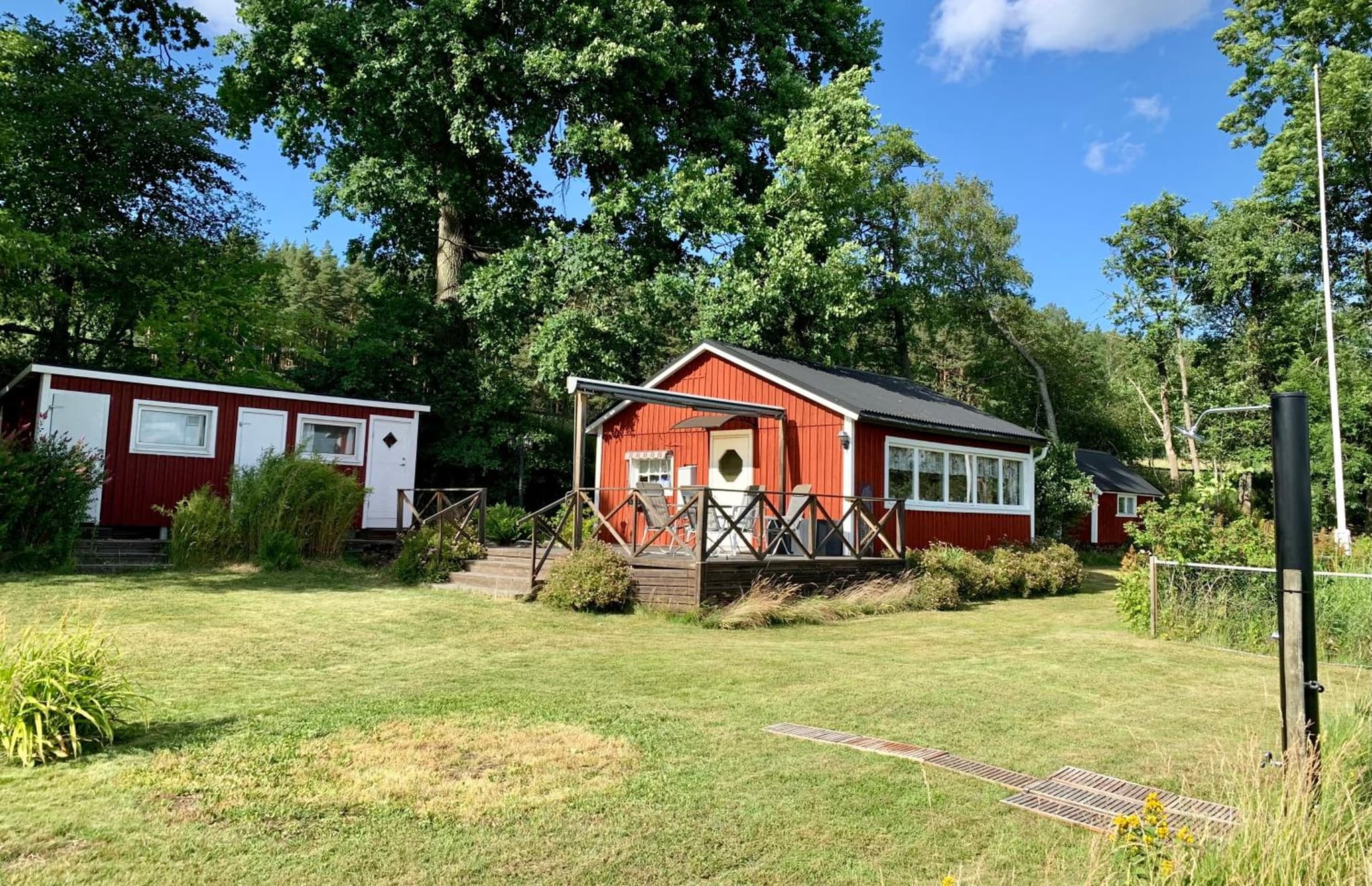 Peaceful lakefront cottage