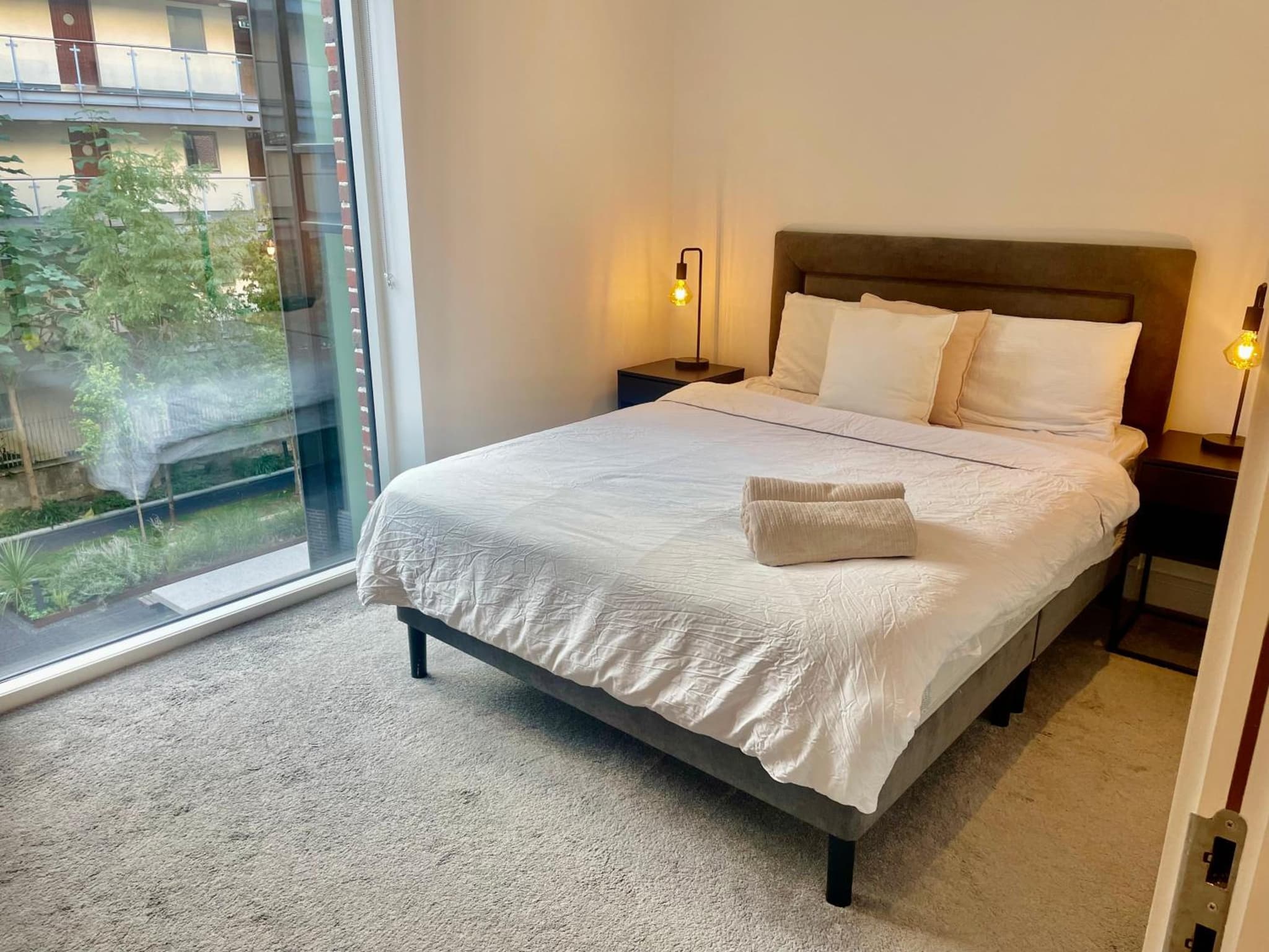 Modern Spacious 1 Bed Apartment photo 2