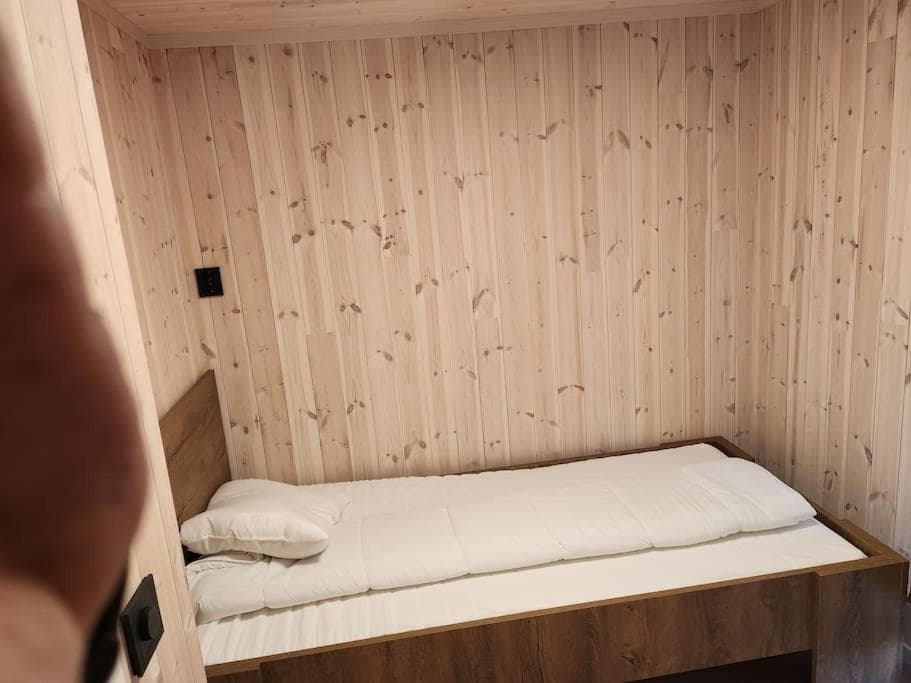 Nyoppført hytte med mulighet til å leie badestamp photo 5
