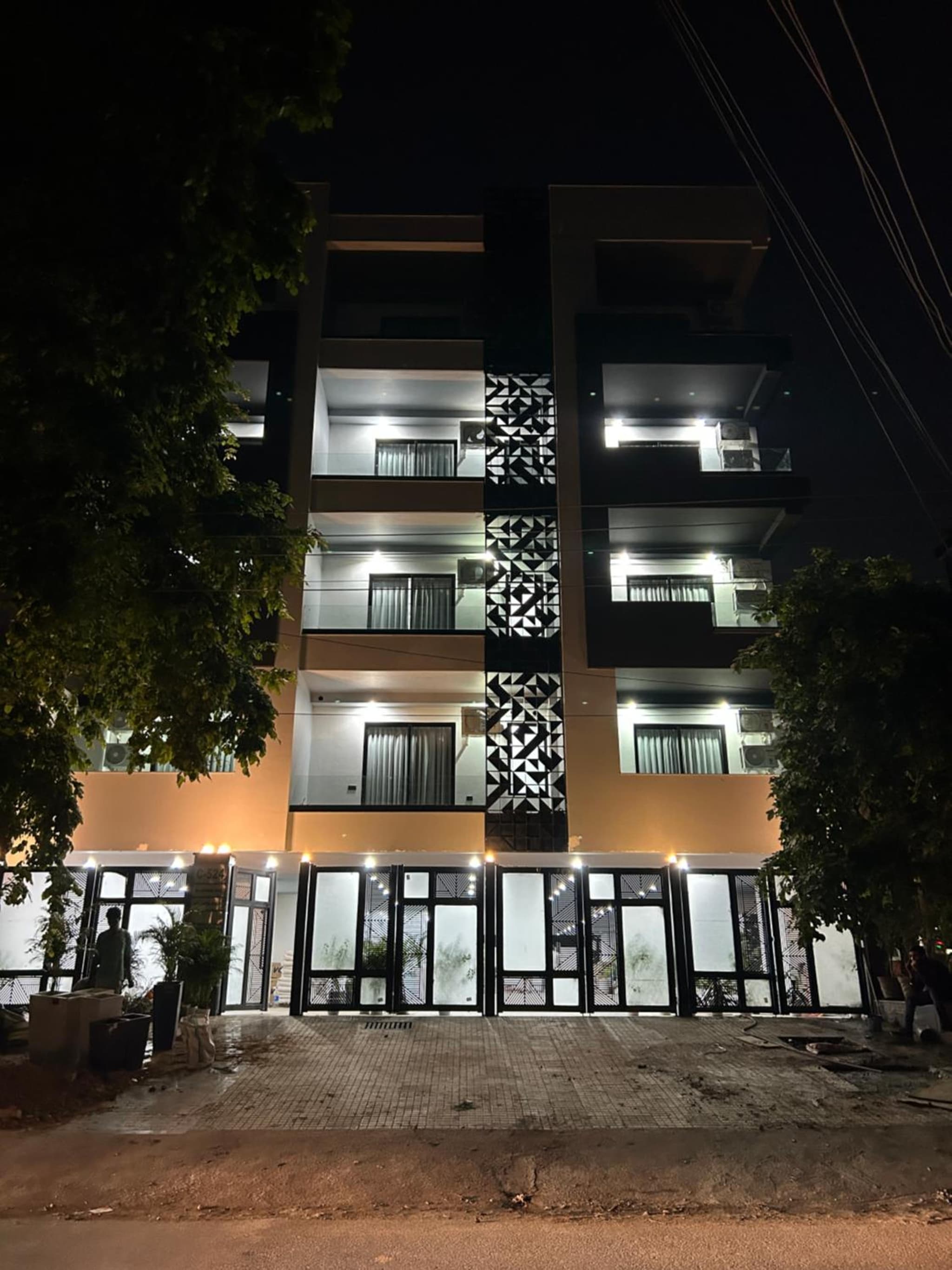 BedChambers Luxury Apartment Near Golf course Road