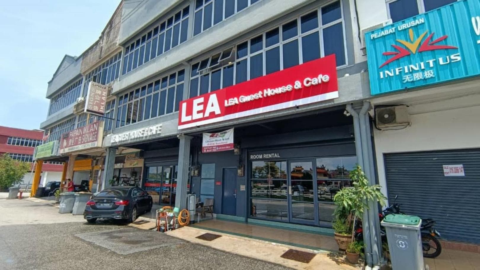 LEA GUEST HOUSE & CAFE Lukut