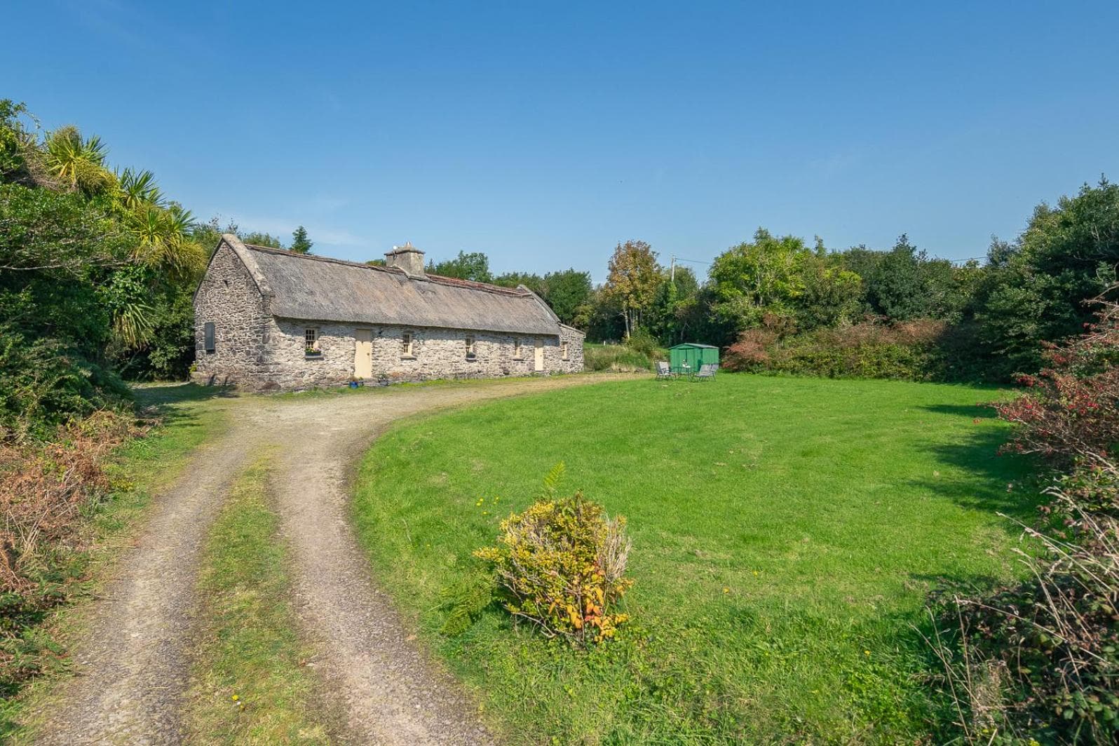 Traditional style thatched cottage in Kenmare photo 9