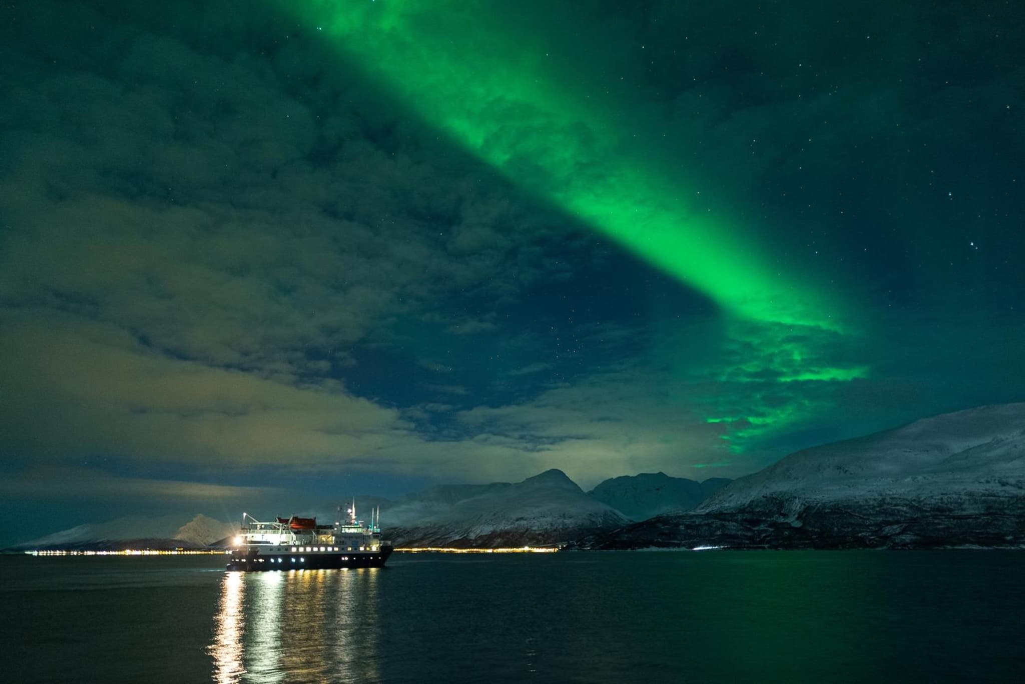 24hrs Northern Lights & Whale Watching Cruise photo 8