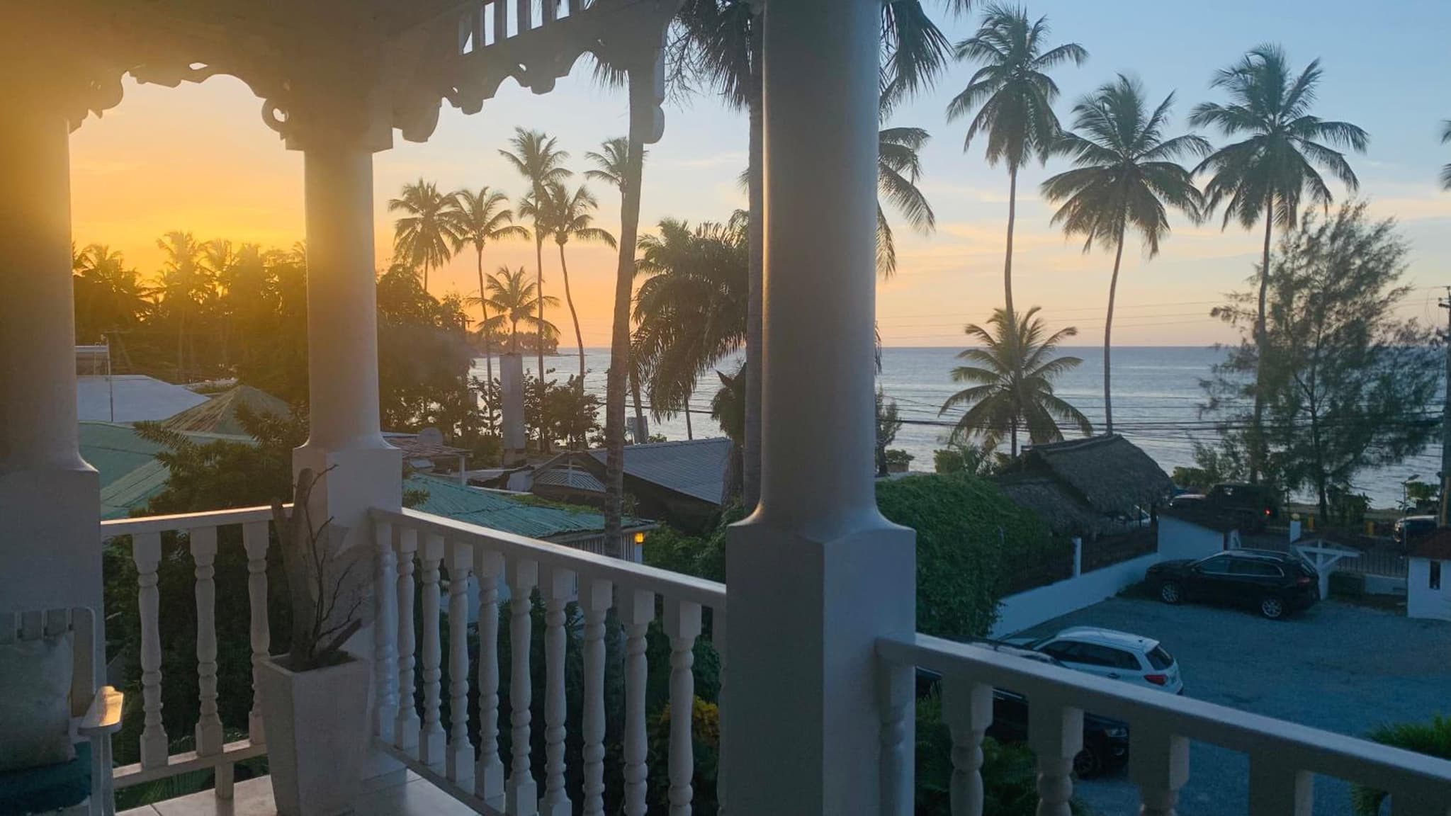 Beachfront Unit with Stunning Sunsets and Starlink Internet !