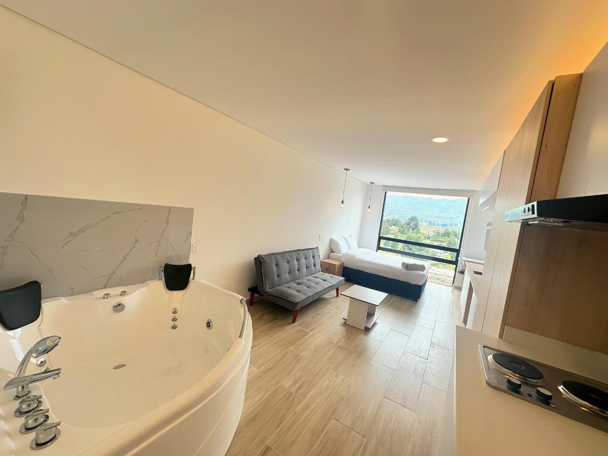 Apartaestudio con Jacuzzi privado y vista a las montanas!