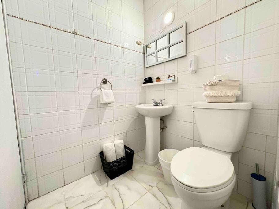 Small, practical and cozy, near the Embassy Hotel photo 3