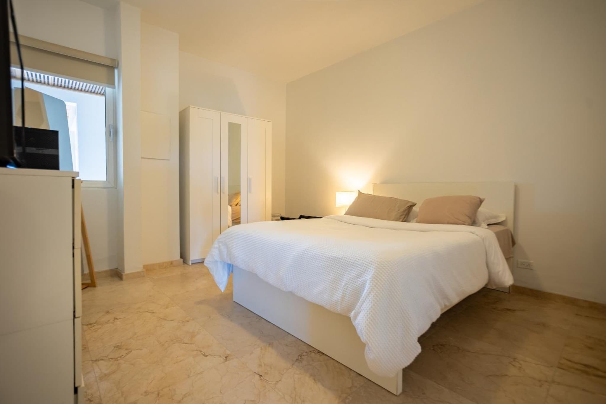 Modern Ground Level Condo, 2 bedrooms, Direct pool access photo 5