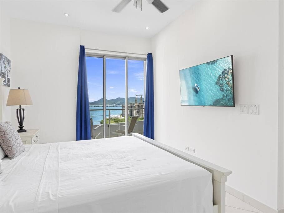 Luxury Lagoon-View Condo Steps to Beach photo 2