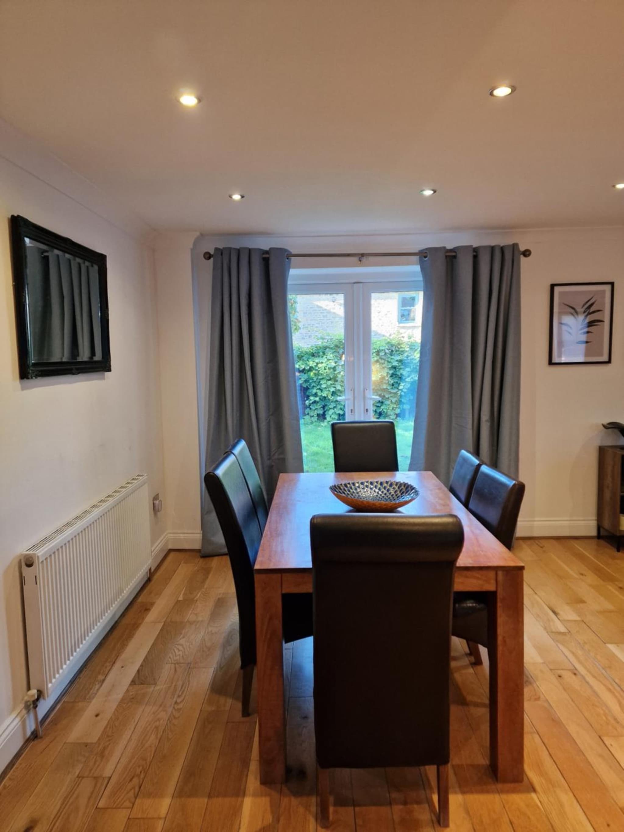 Large 4-bed house for up to 7 guests w 2x parking