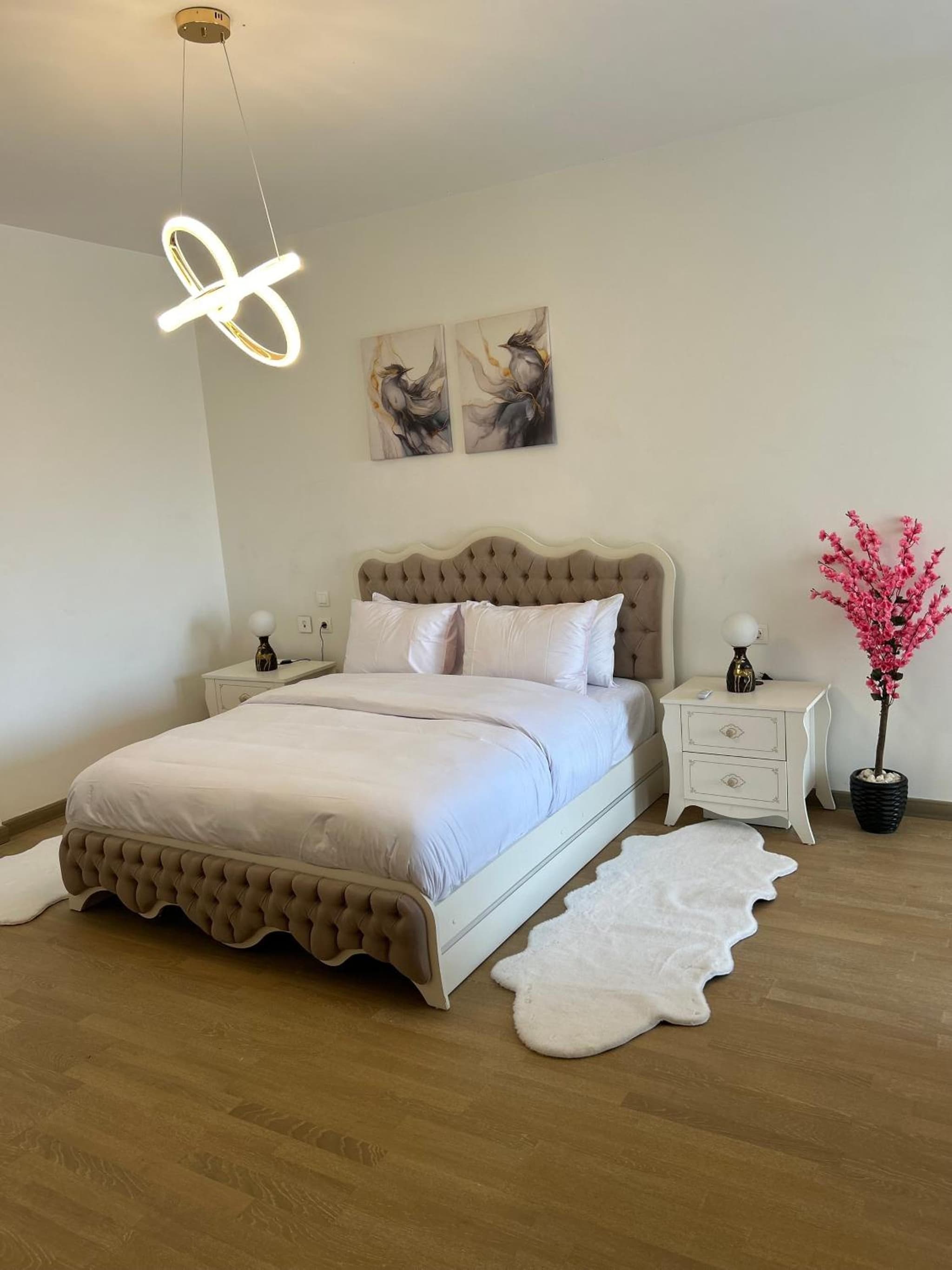 Up Town Luxury Apartment photo 9