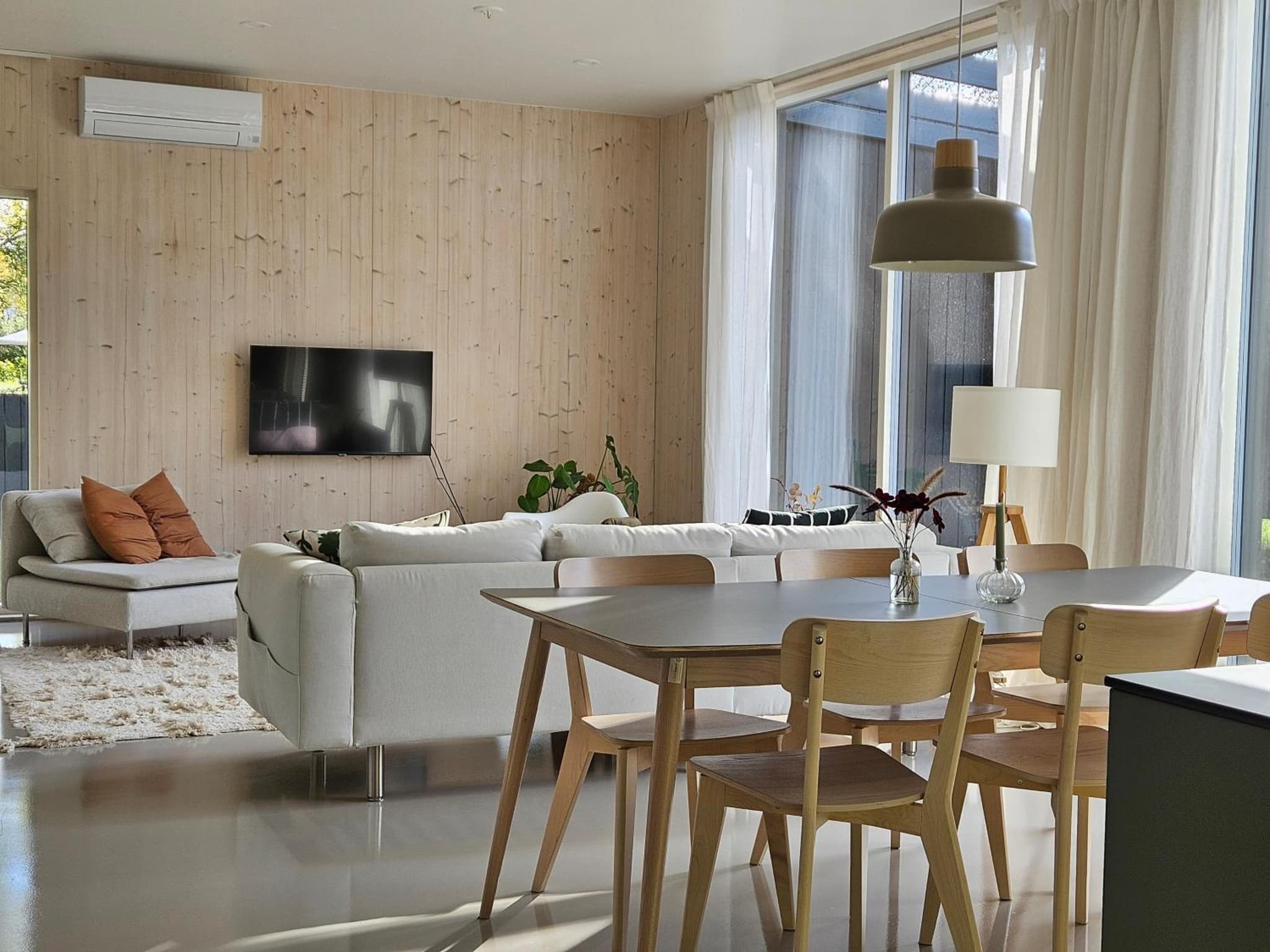New Villa w/sauna, jacuzzi &wifi photo 3