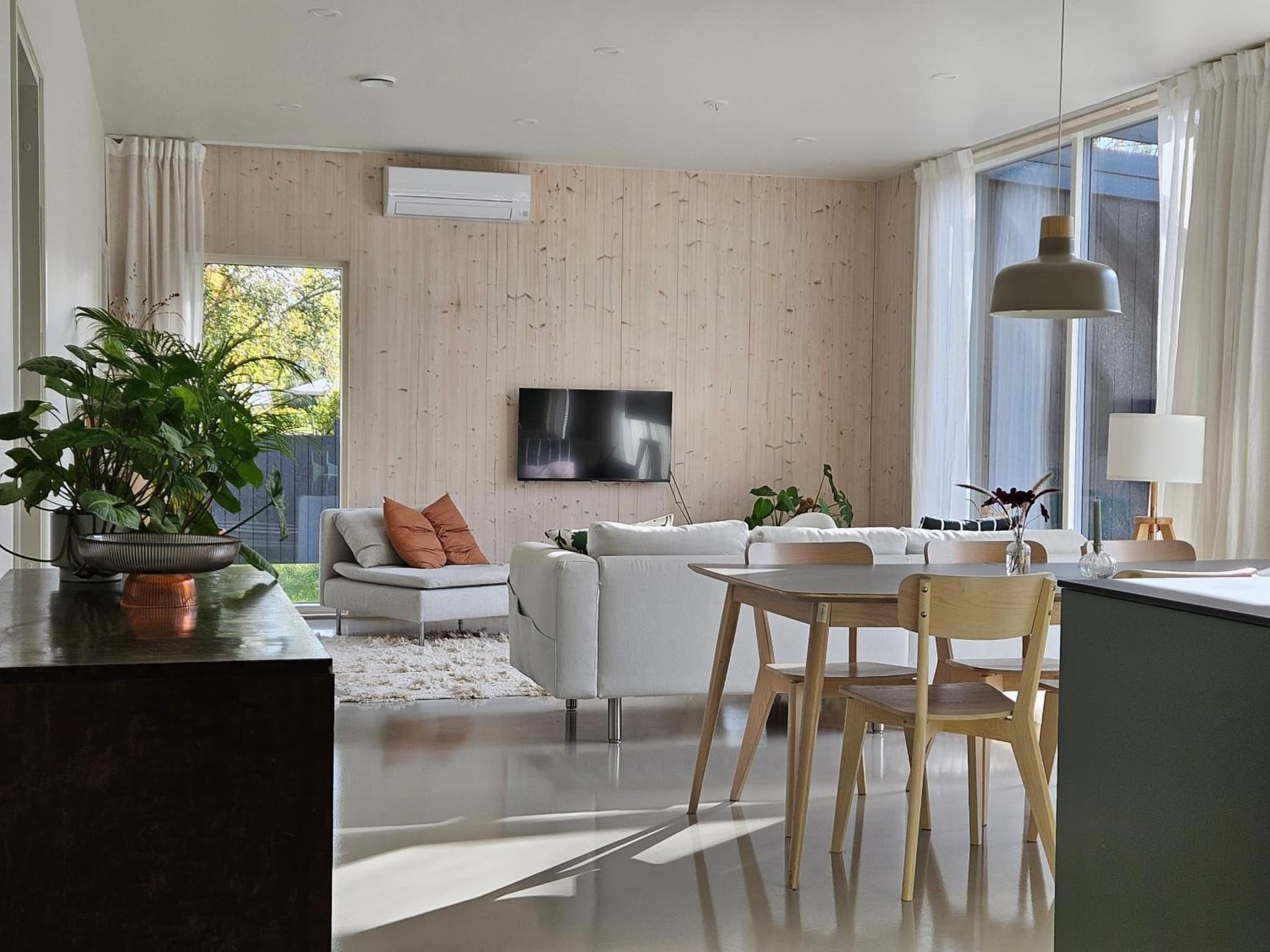 New Villa w/sauna, jacuzzi &wifi