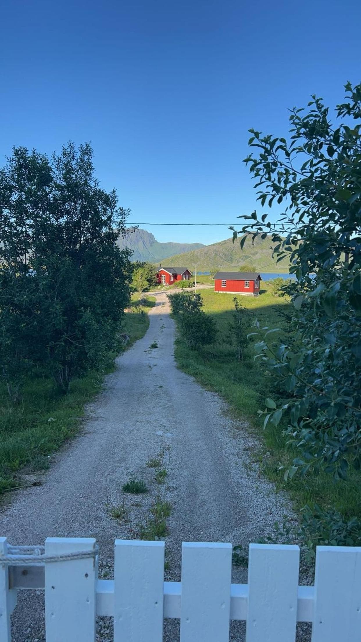 Sjarmerende hytte ved vannet