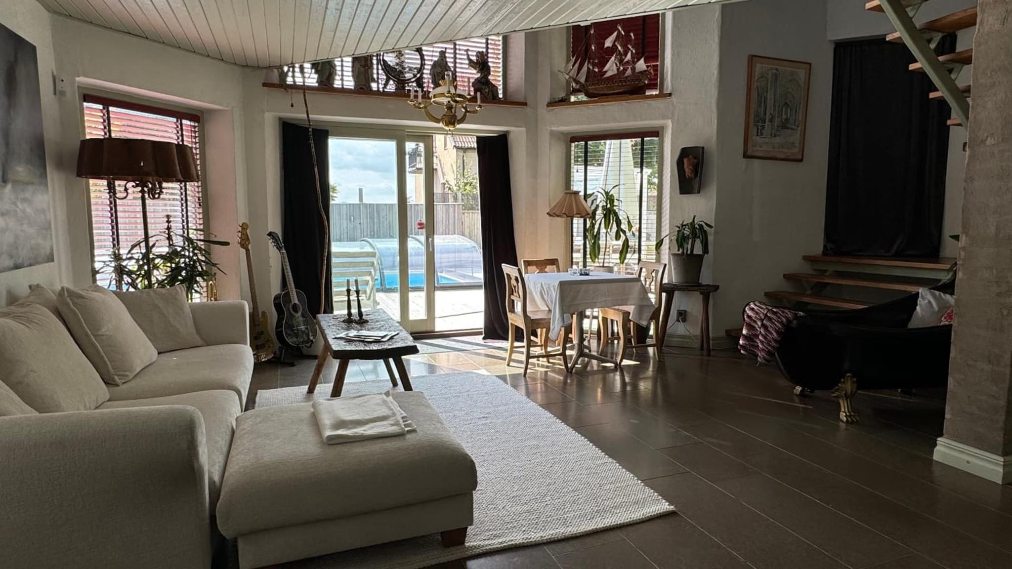 Unikt boende i egen del av hus nära stad och strand