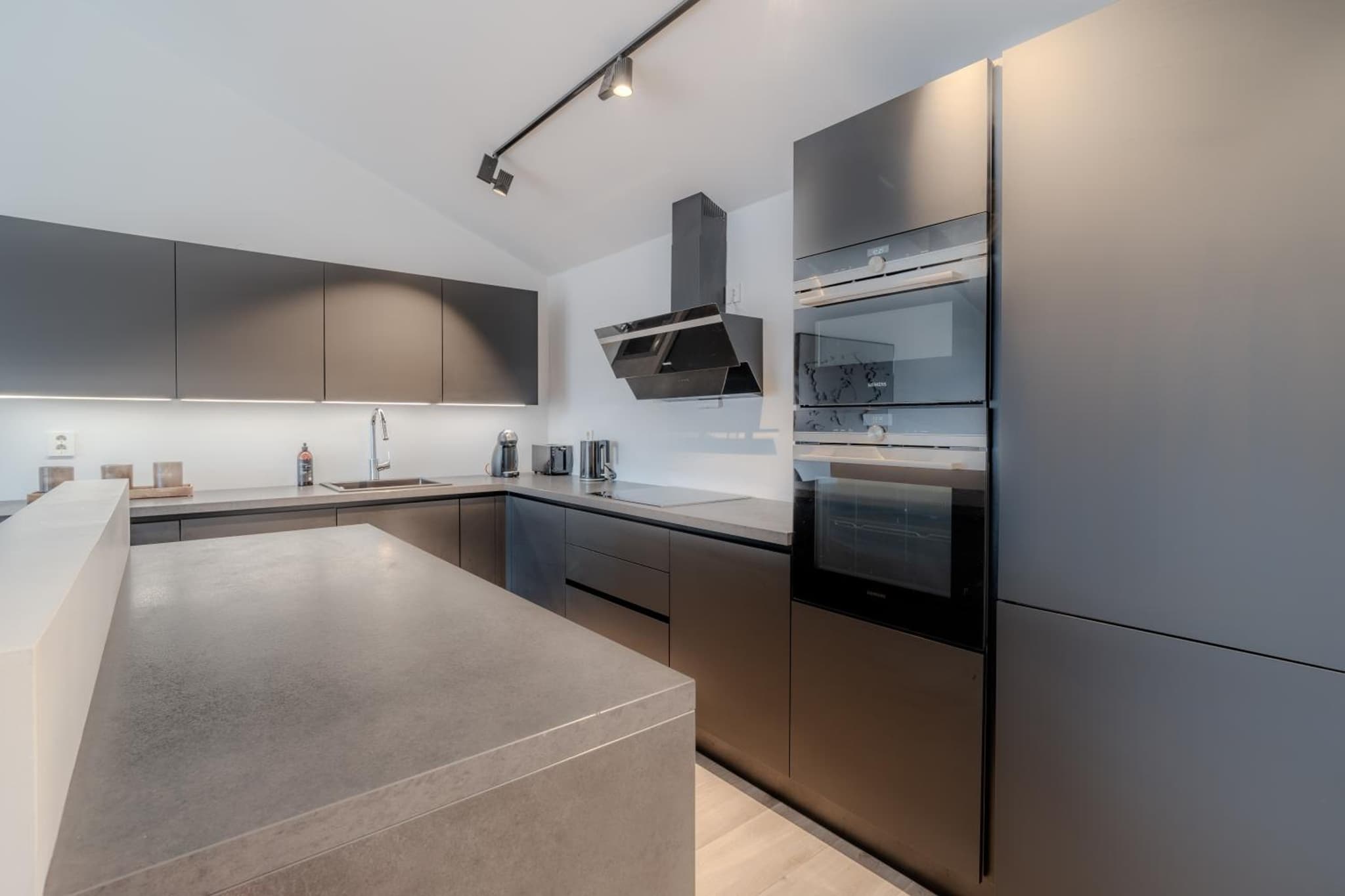 Staying Apt 3 - New and modern photo 9