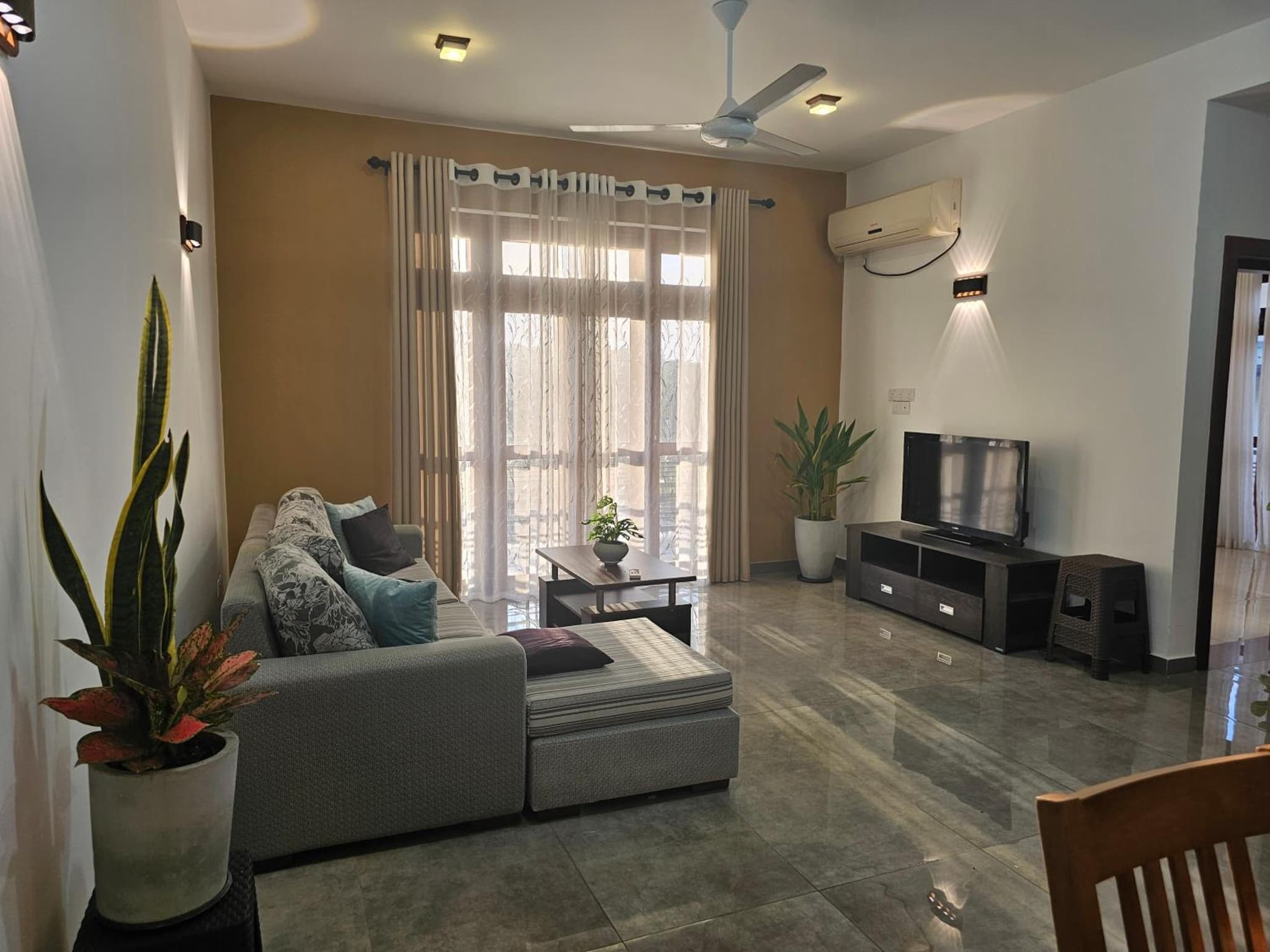 Lakeview Apartment with Modern Interior and Facilities