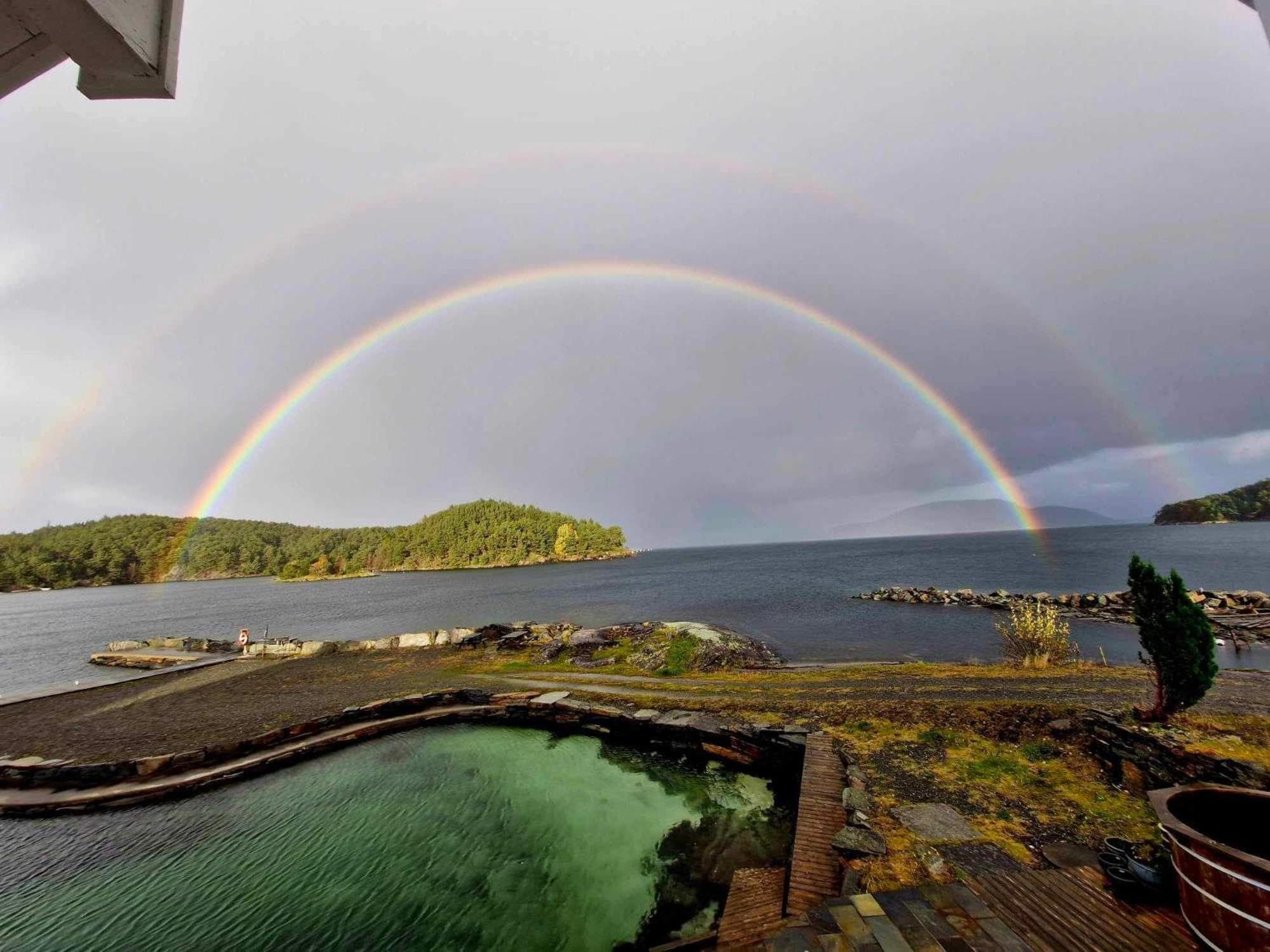 Moderne Rorbu helt i sjøkanten photo 2