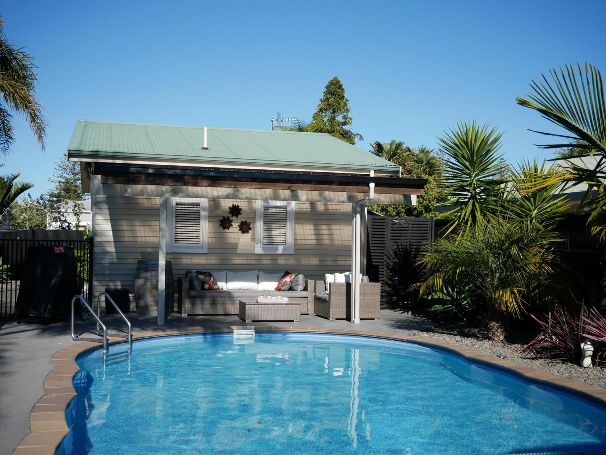 The Pool House Bed & Breakfast - Near Marine Parade Napier