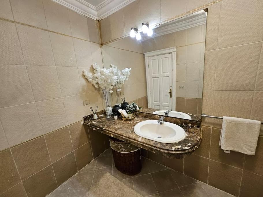 Dreamland Stylish 2BD with a garden and pool access photo 5