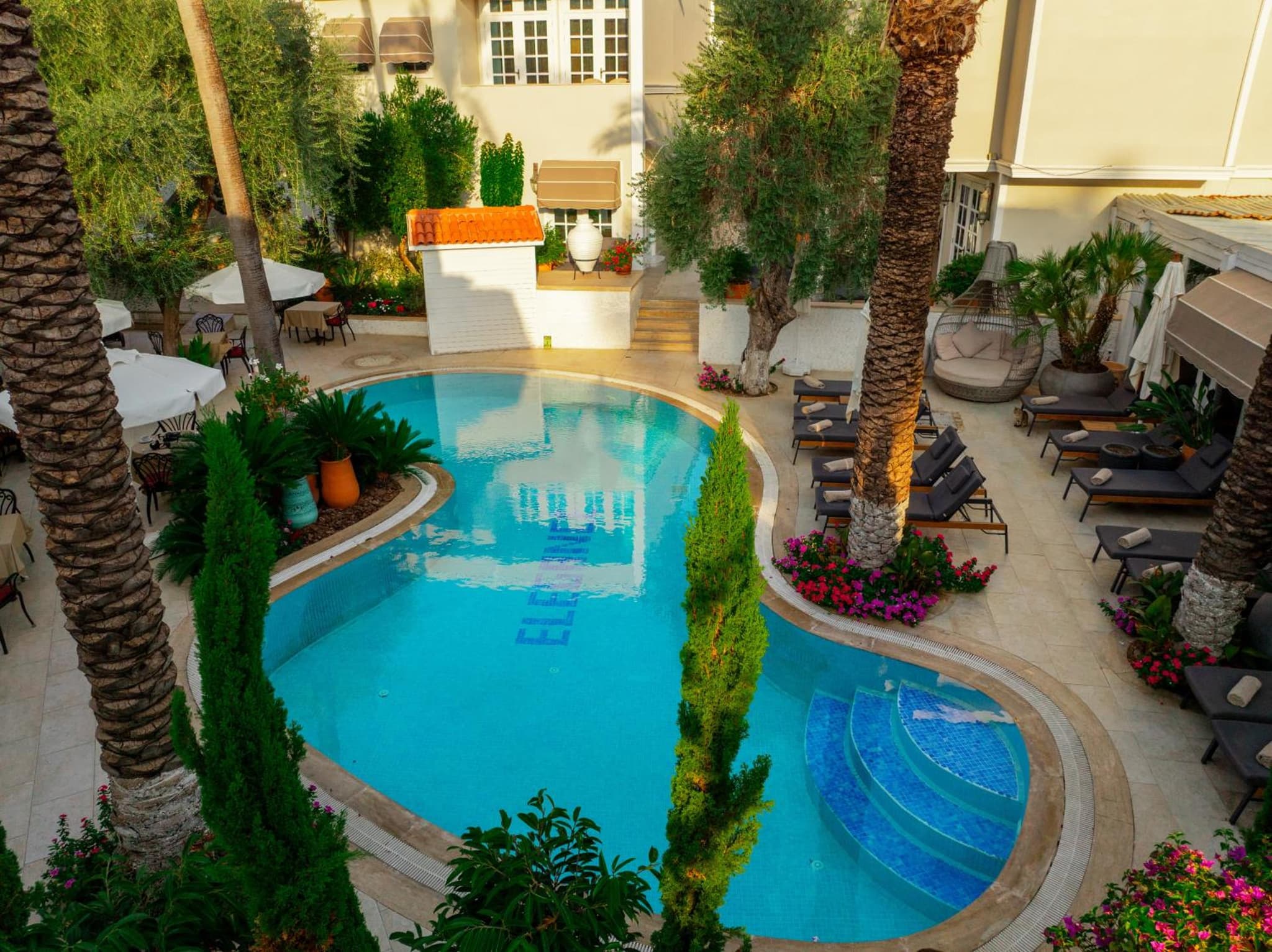 Elegance East Hotel photo 2