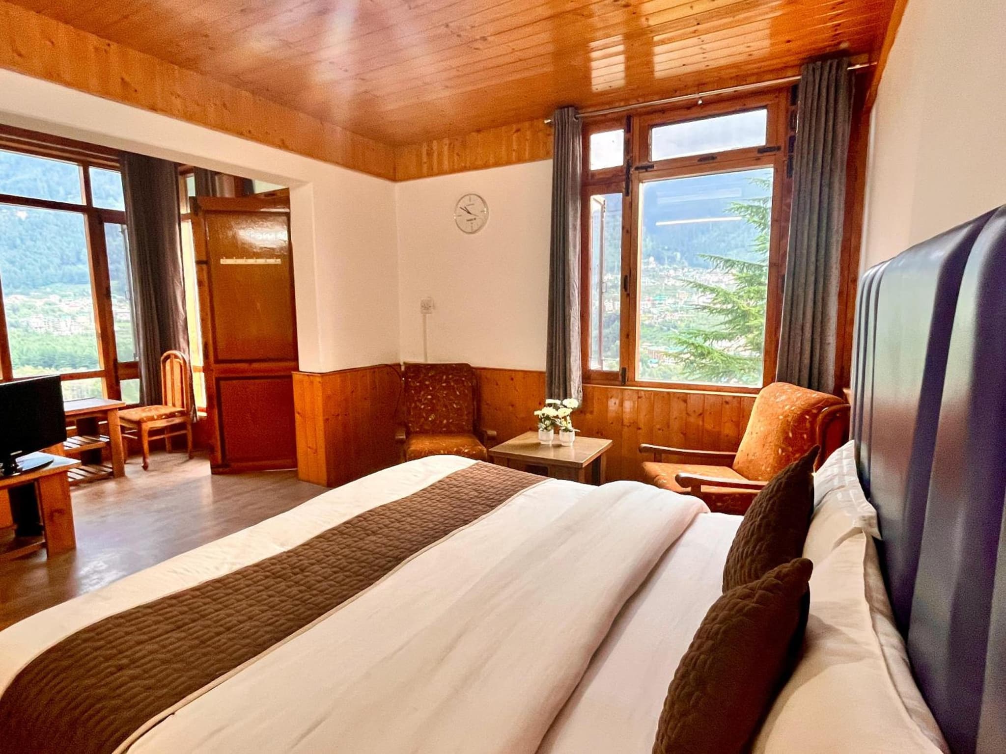 Himalayan Nomad Cottage, manali ! all 2 bedroom independent cottages ! personal lawn every cottage ! parking ! scenic mountains view ! spacious rooms ! photo 7