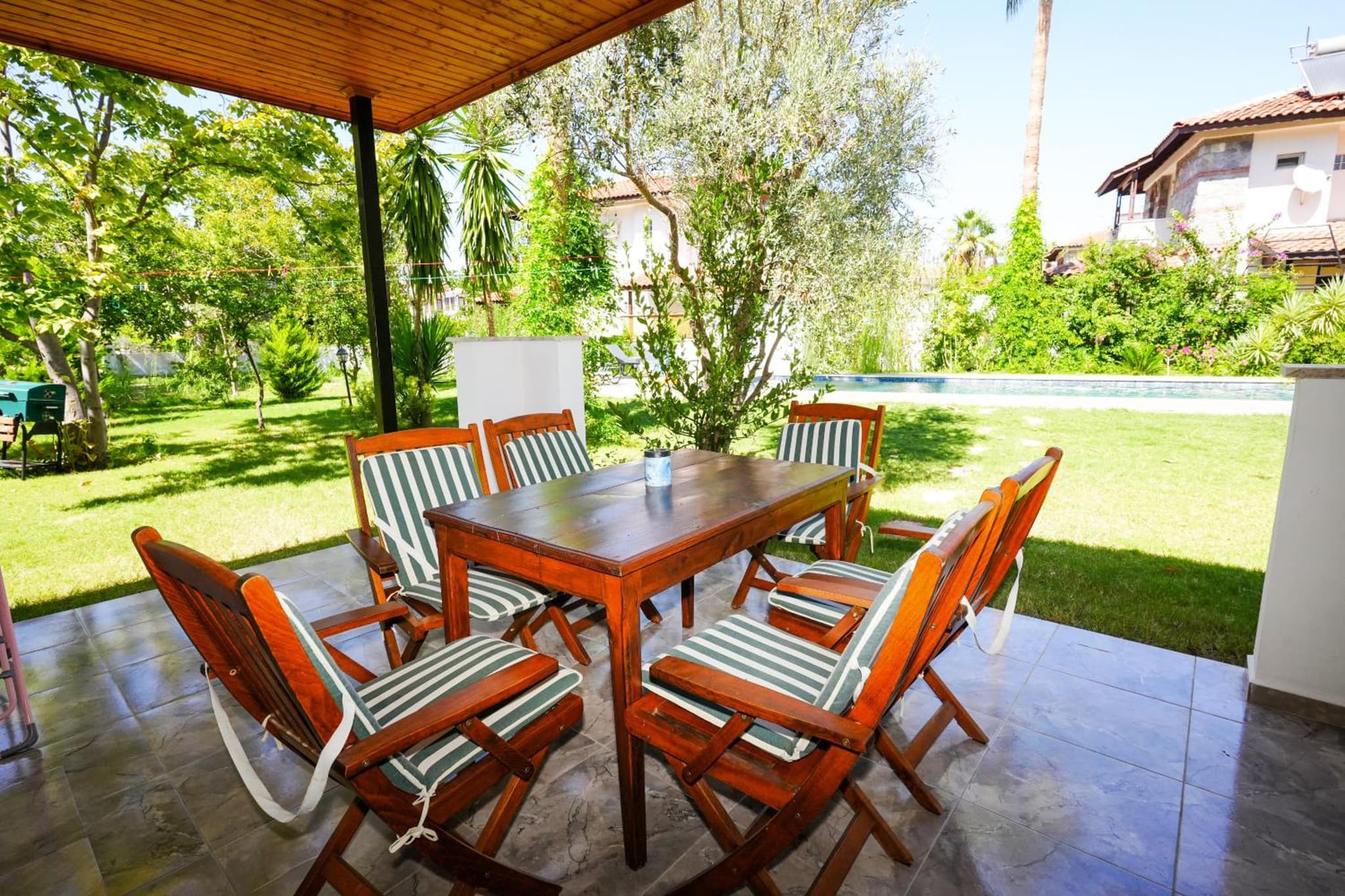 Villa Misli - red/ green photo 2