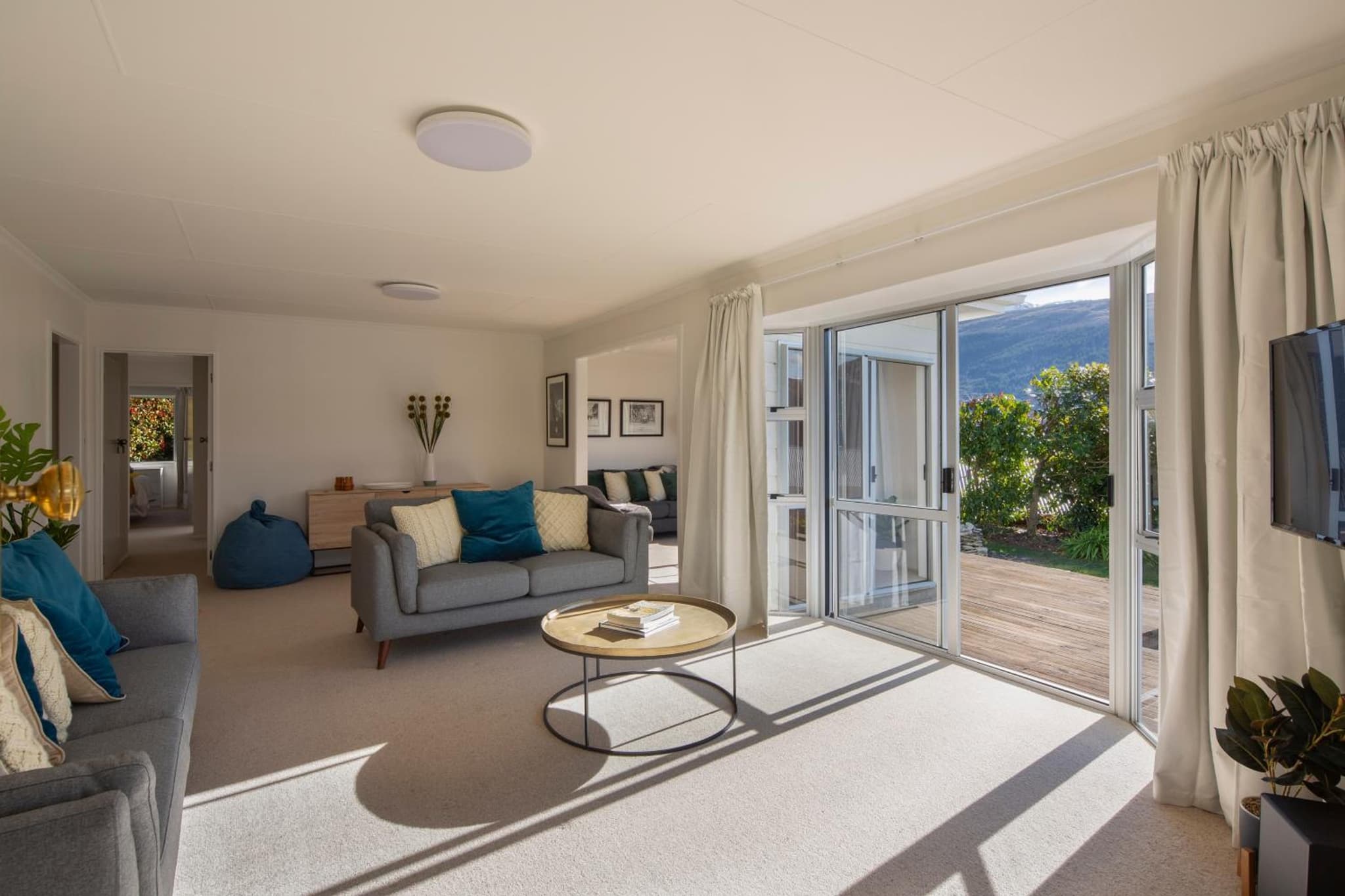 Sunny cottage with lake views photo 8