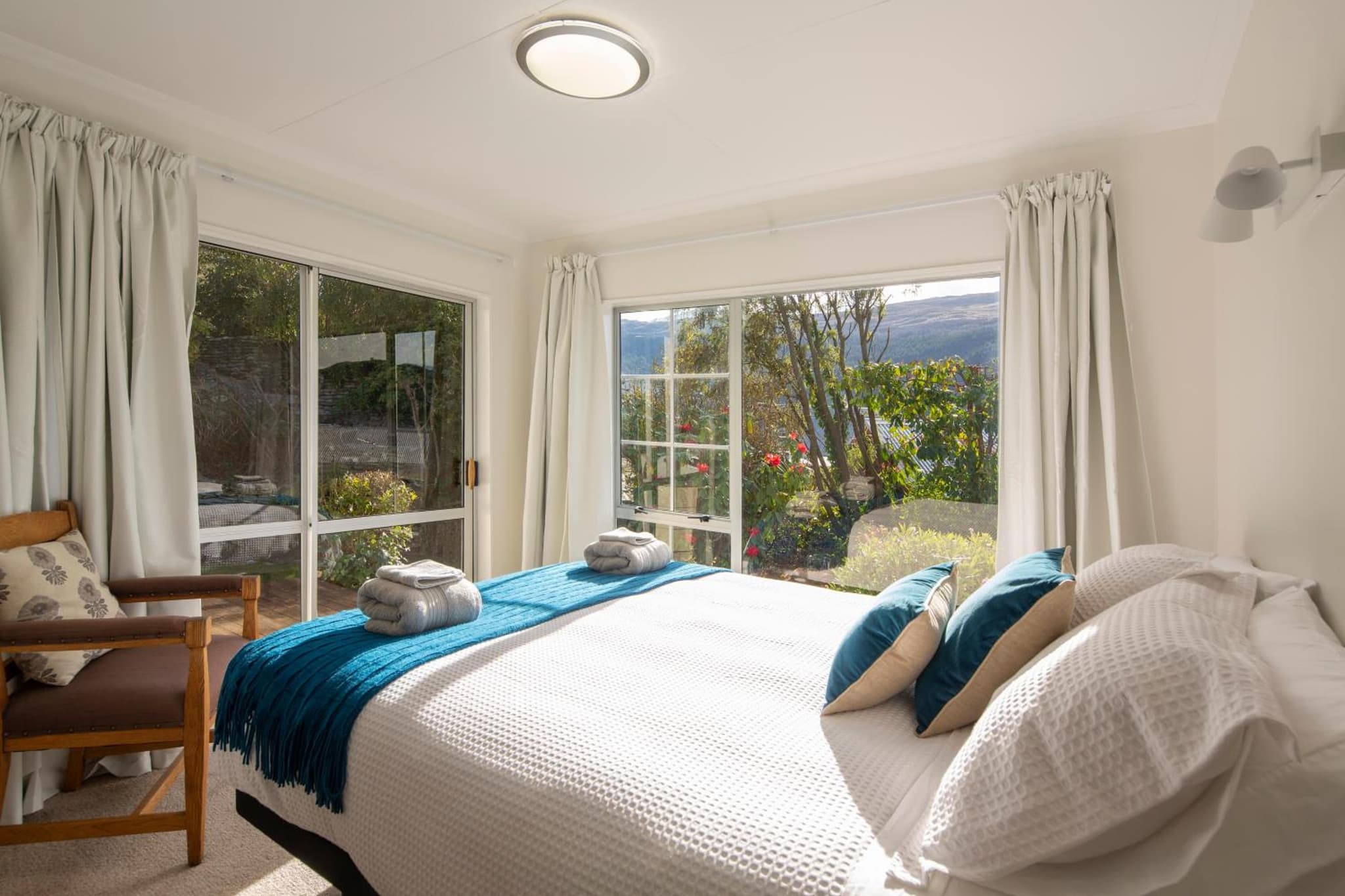 Sunny cottage with lake views photo 5