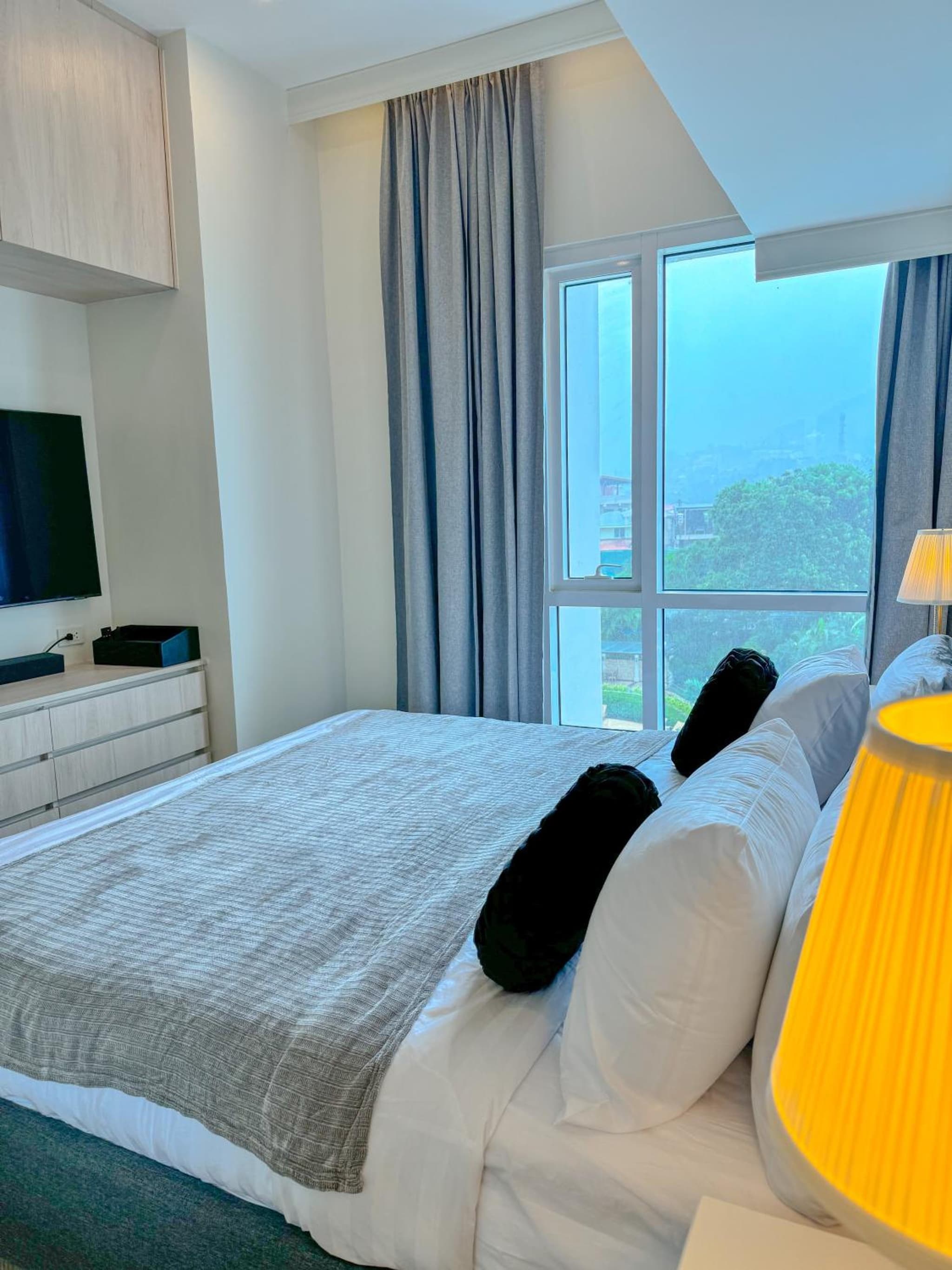 The Suite- Luxurious City Skyline photo 7