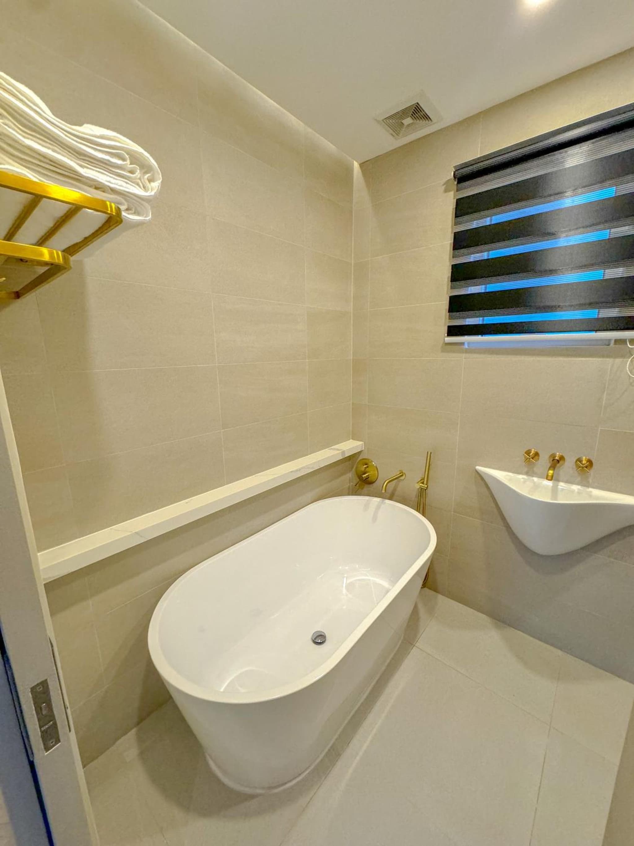 The Suite- Luxurious City Skyline photo 4